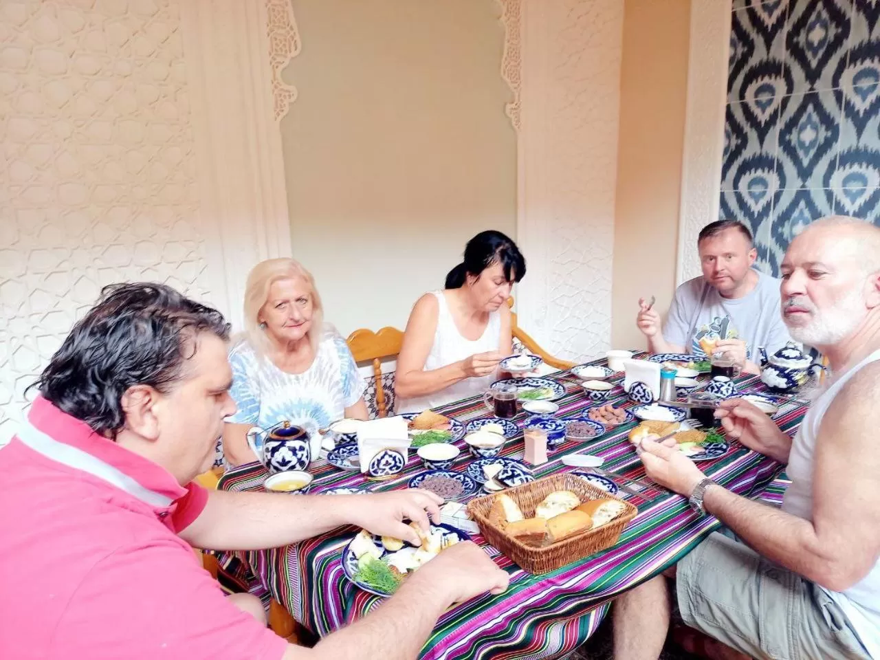 People in Best Hotel Nasriddin Navruz 1 Minut way till Old City