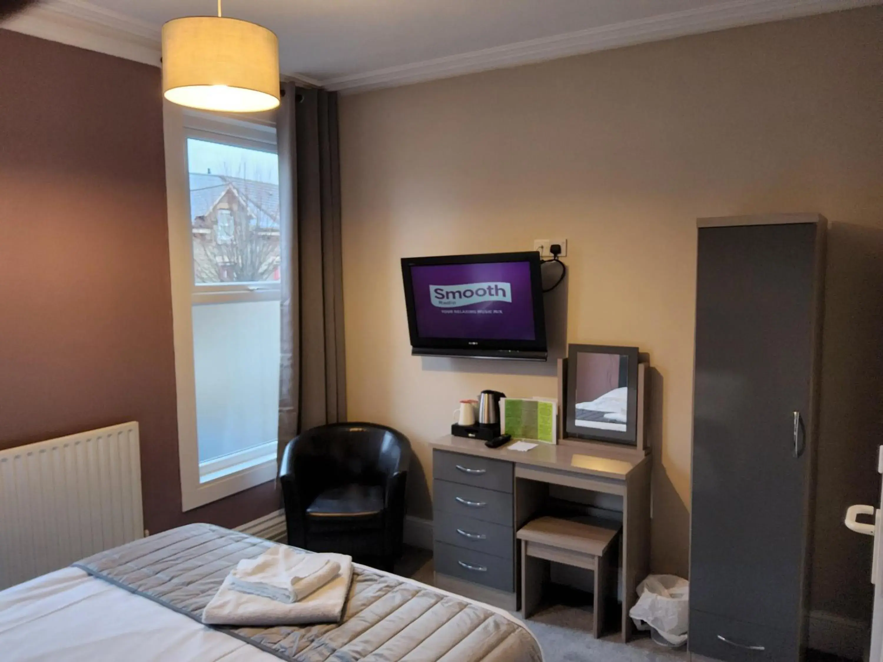 Bedroom, TV/Entertainment Center in The Avenue Hotel