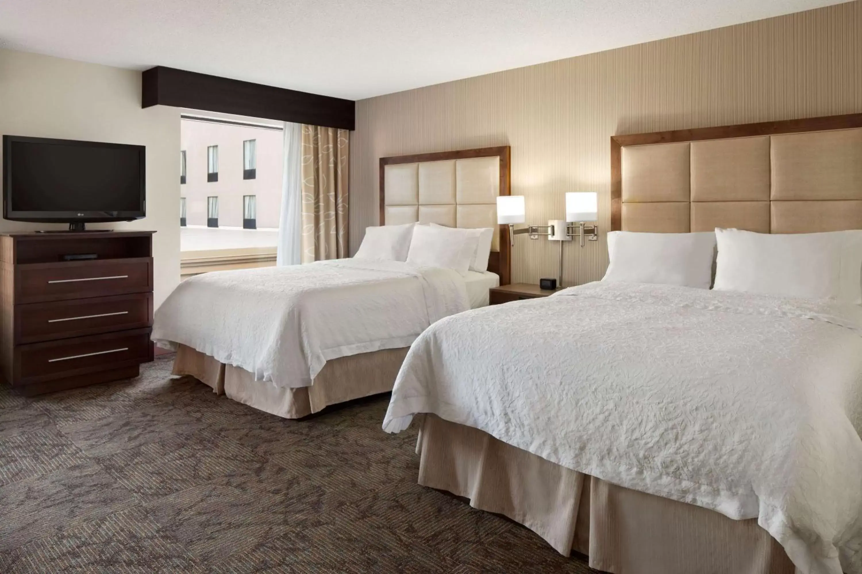 Bed in Hampton Inn & Suites Detroit Sterling Heights Bed in Hampton Inn & Suites Detroit Sterling Heights