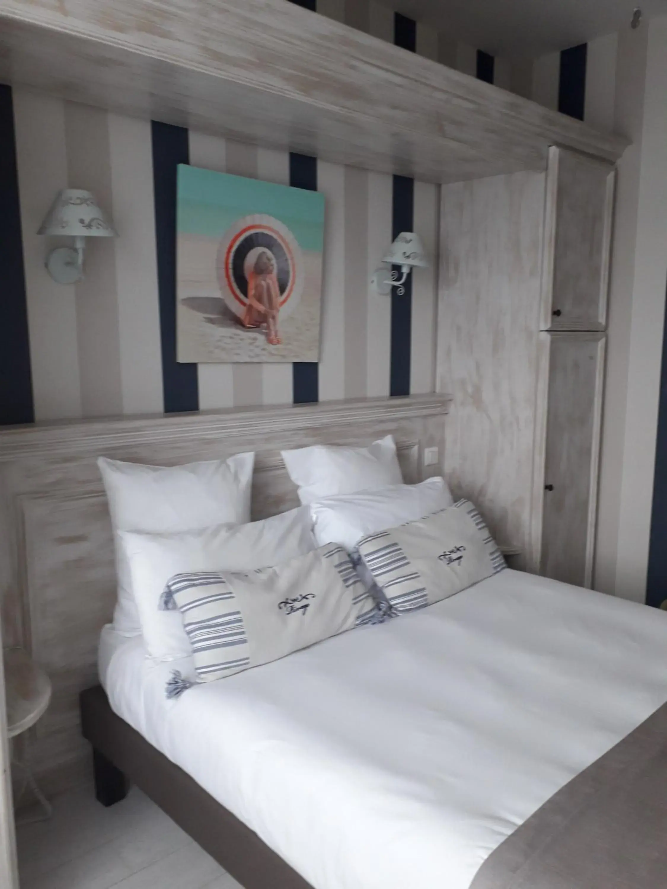 Bedroom, Bed in The Originals Boutique, Hotel Miramar, Royan (Inter-Hotel)