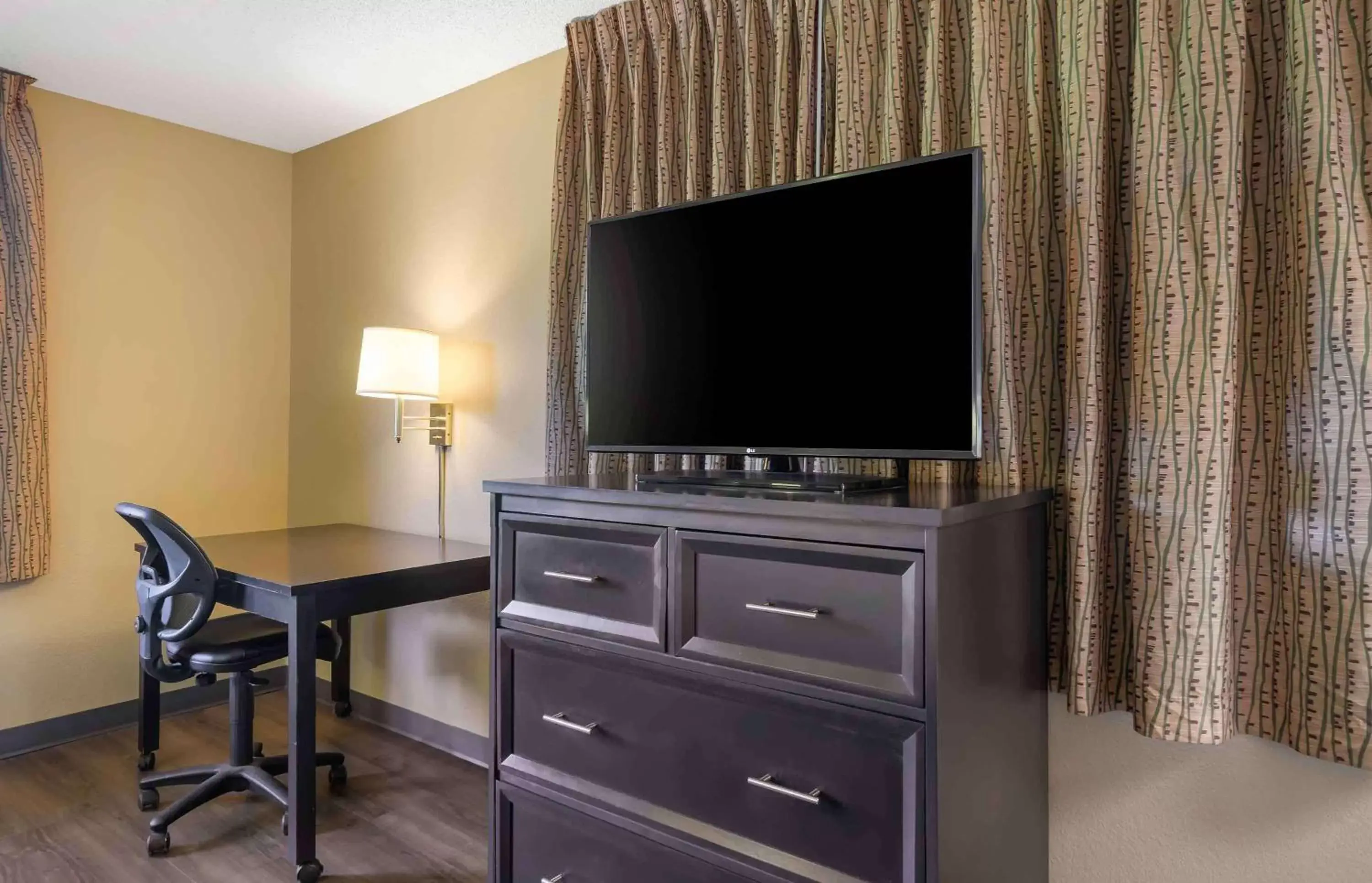 Bedroom, TV/Entertainment Center in Extended Stay America Suites - St Petersburg - Clearwater - Executive Dr