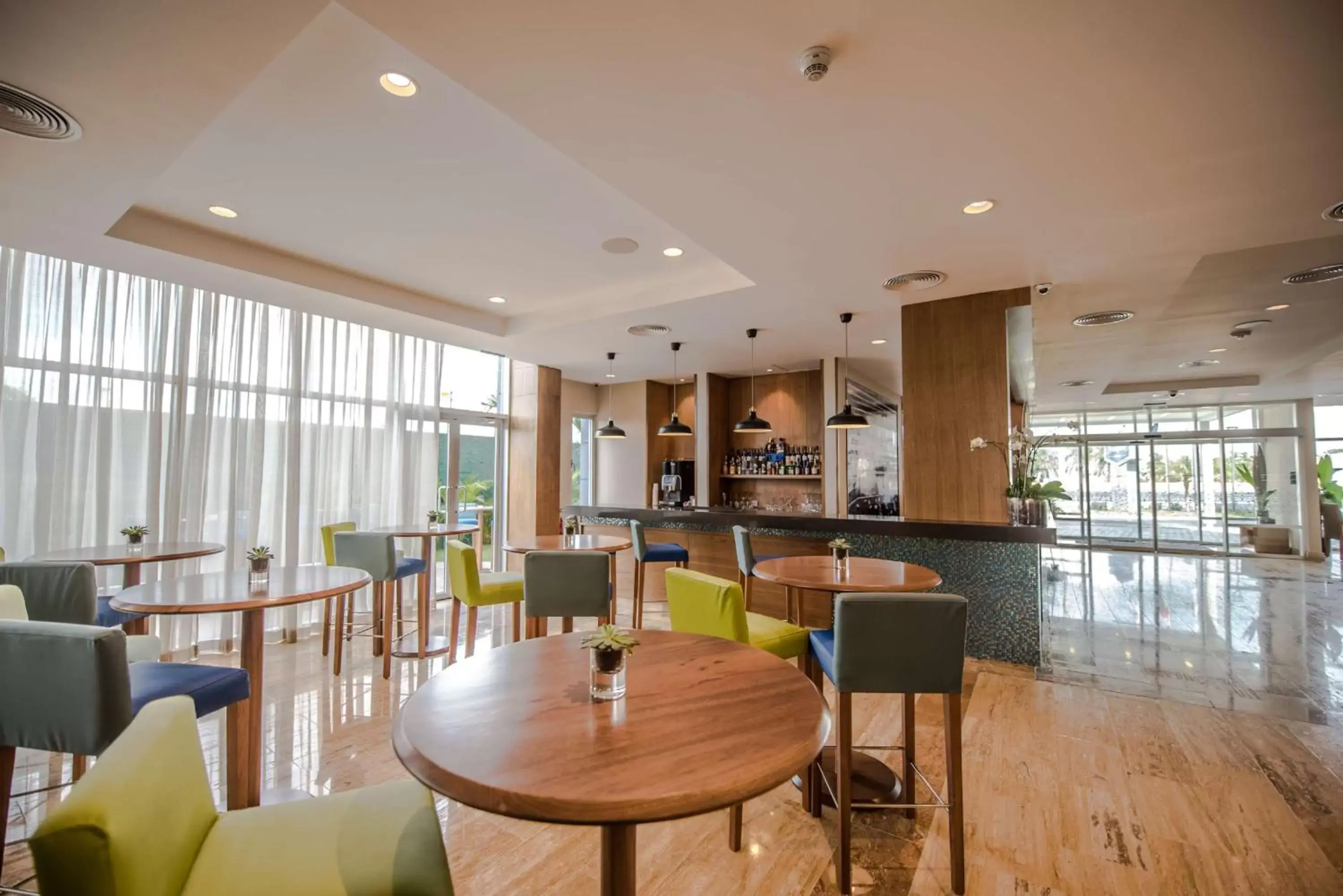Lounge or bar, Lounge/Bar in Hampton By Hilton Santo Domingo Airport