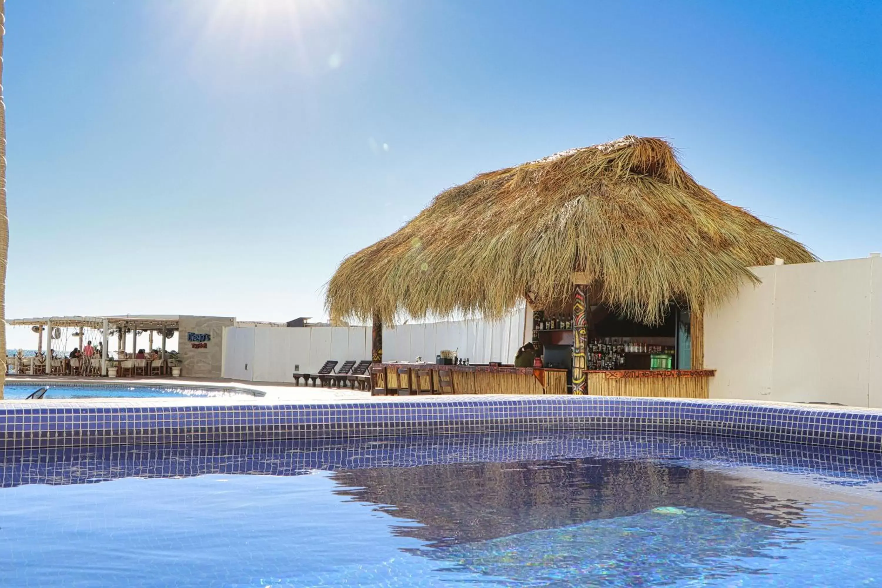 Lounge or bar, Swimming Pool in Esmeralda Beach Resort
