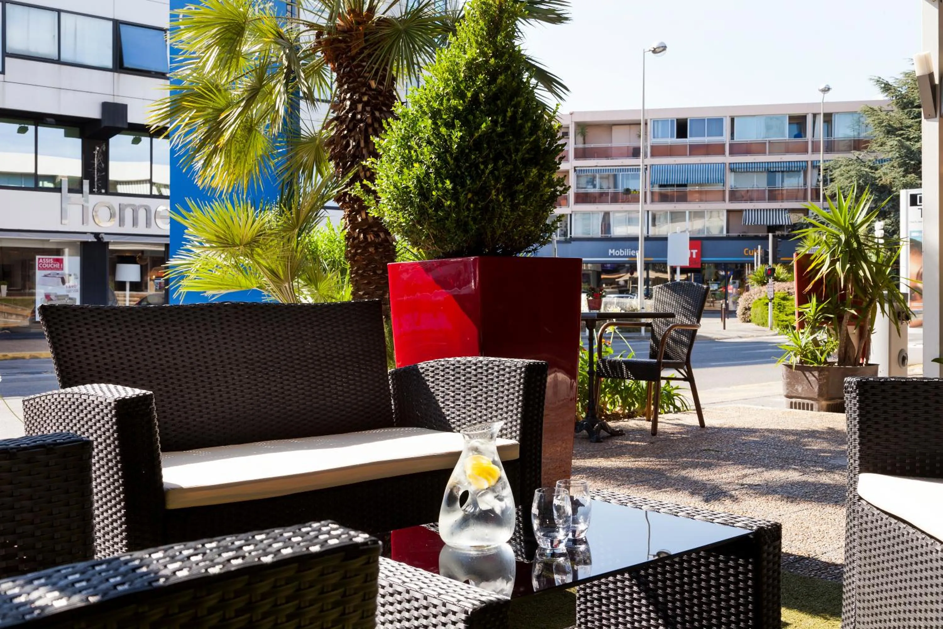 Patio in The Originals City, Hôtel Galaxie, Nice Aéroport