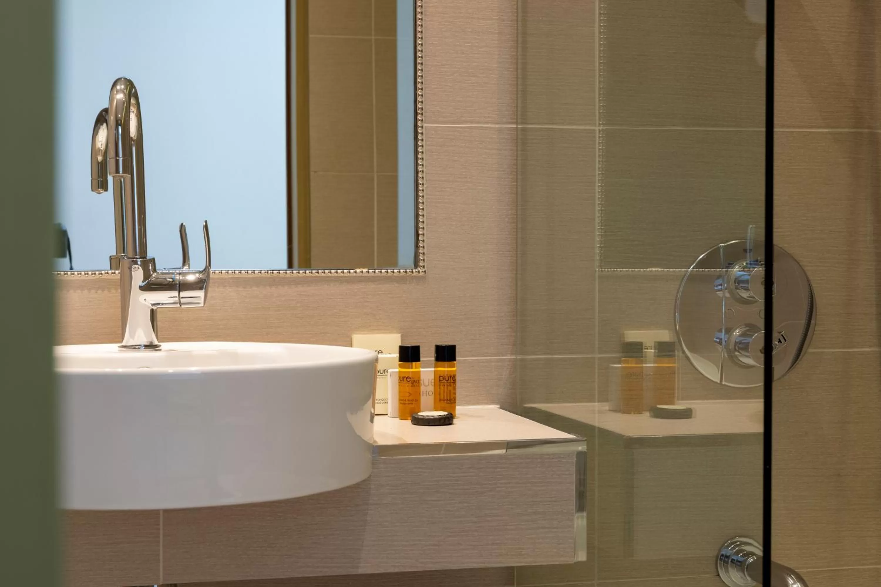 Bathroom in Hôtel De La Paix