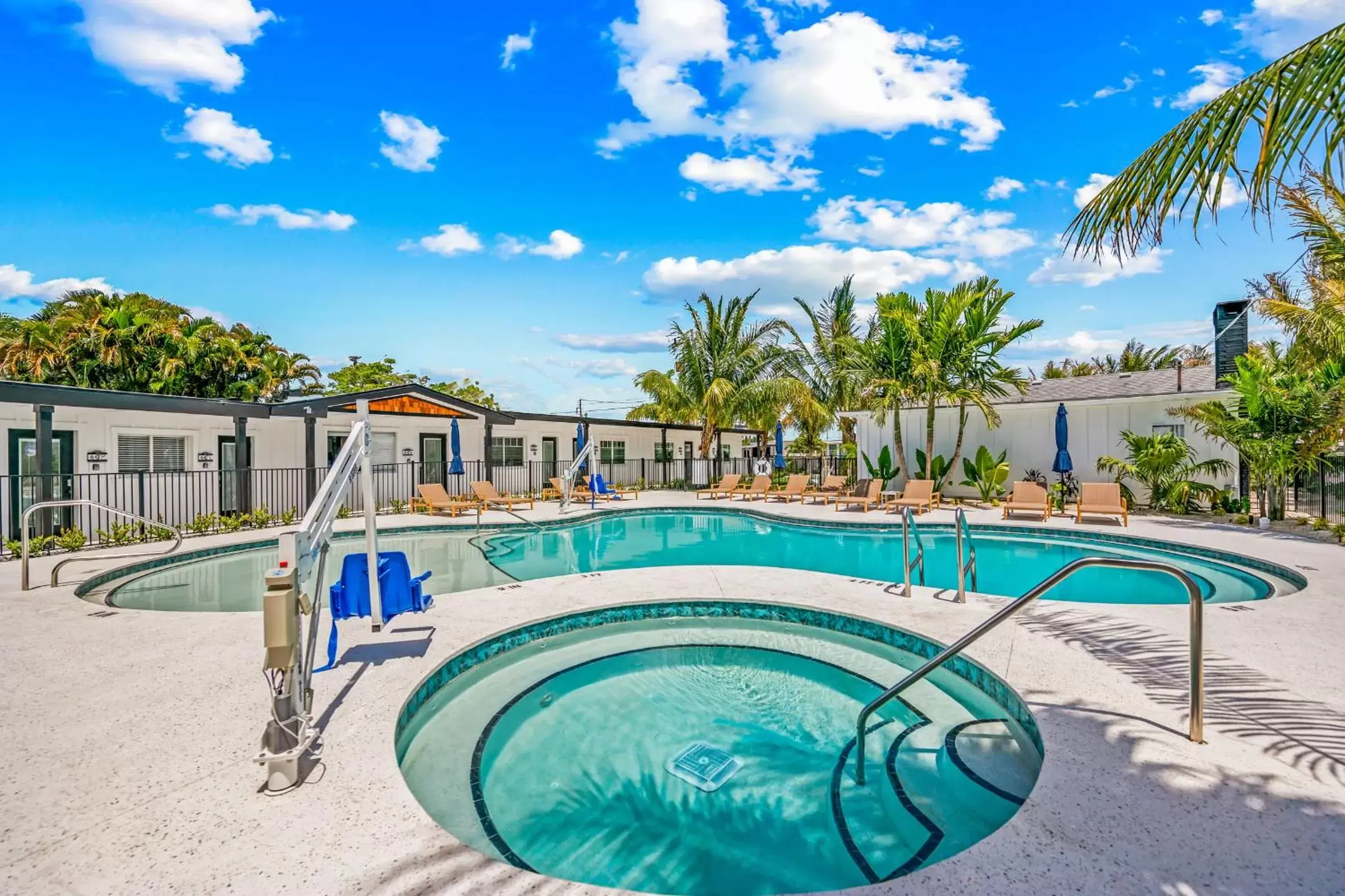 Hot Tub, Swimming Pool in Pelican Post at Anna Maria Island Inn