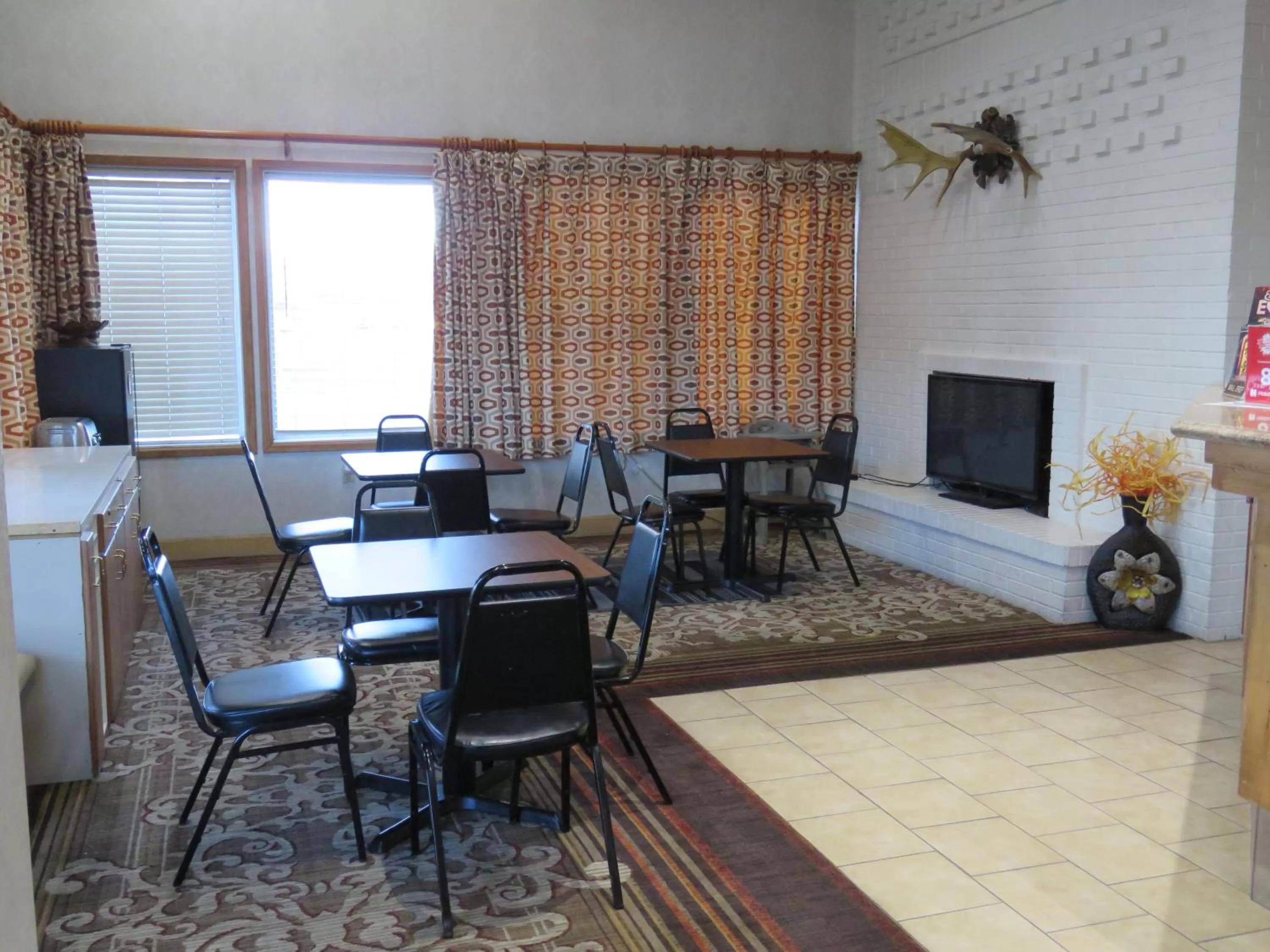 Dining area in Thunderbird Motel