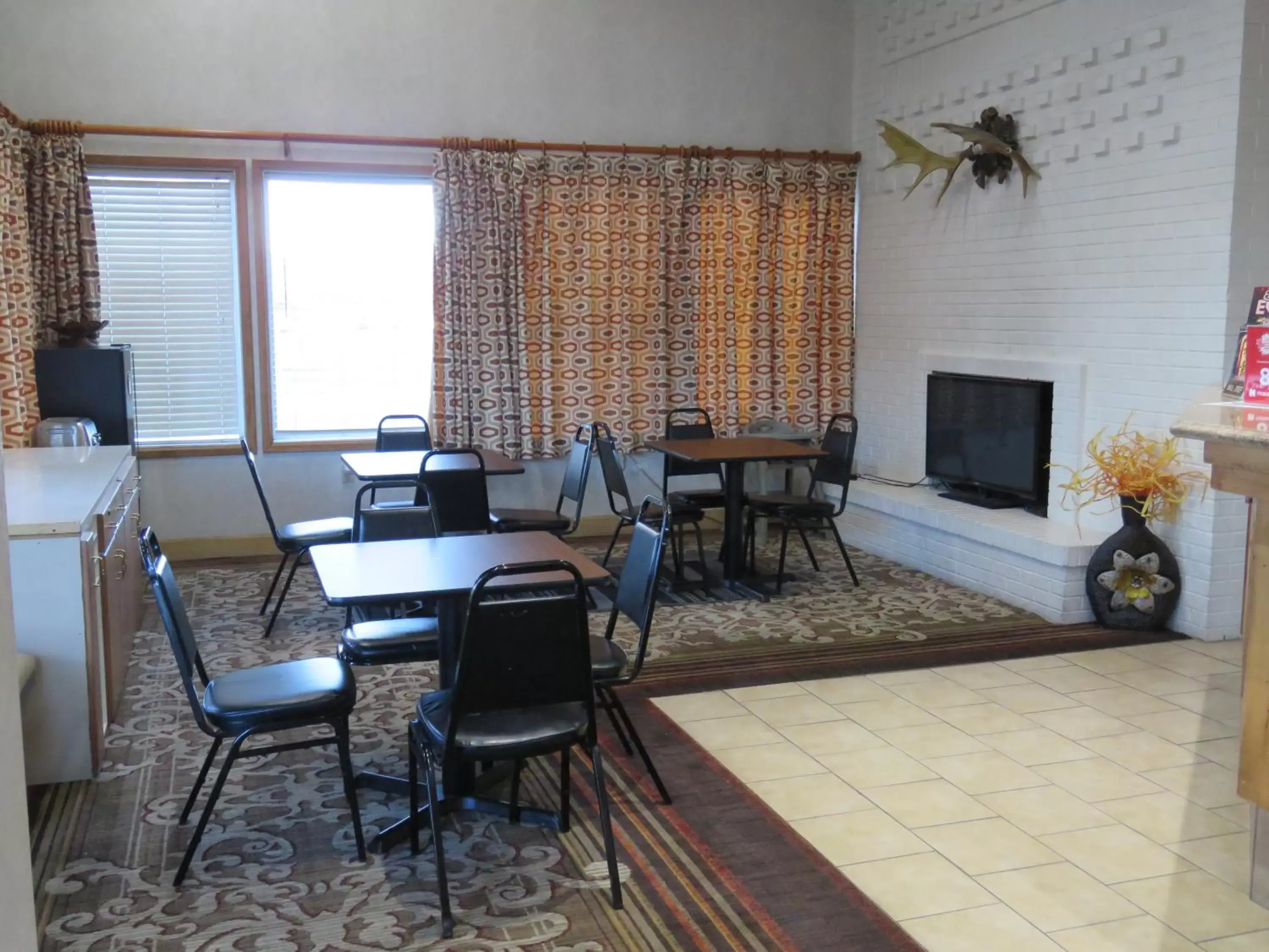Dining area, Seating Area in Thunderbird Motel
