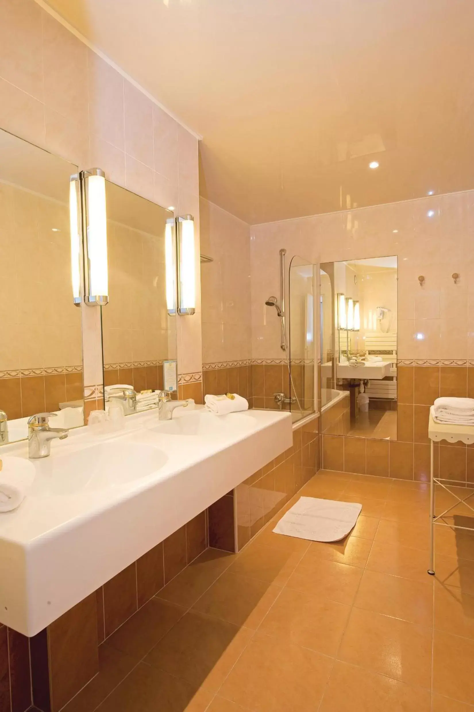 Bathroom in Hôtel Le Royal Promenade des Anglais