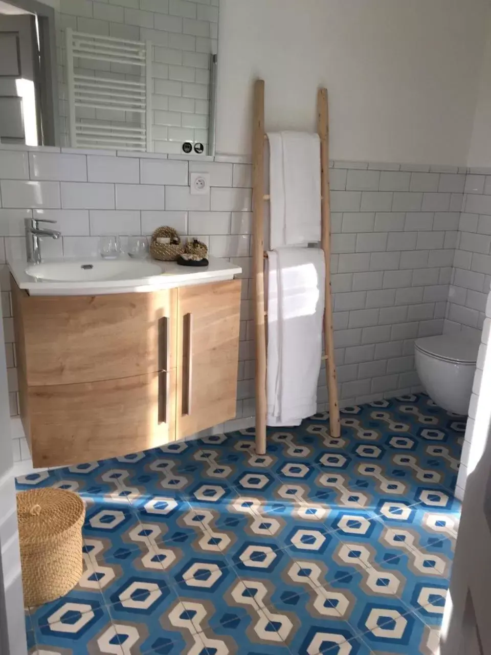 Shower, Kitchen/Kitchenette in Douce Nuits