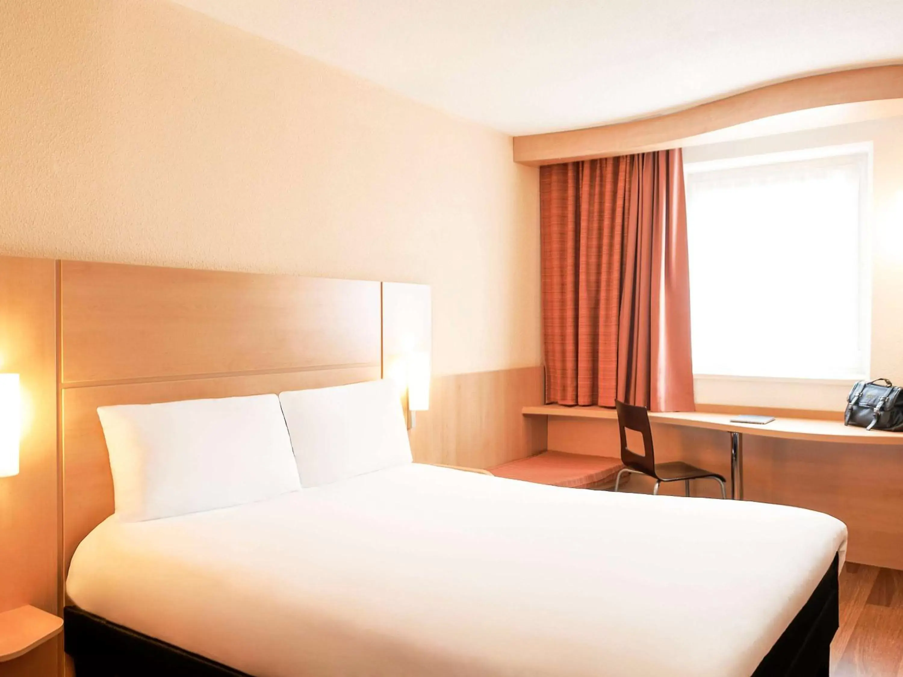Photo of the whole room, Bed in ibis Bristol Centre