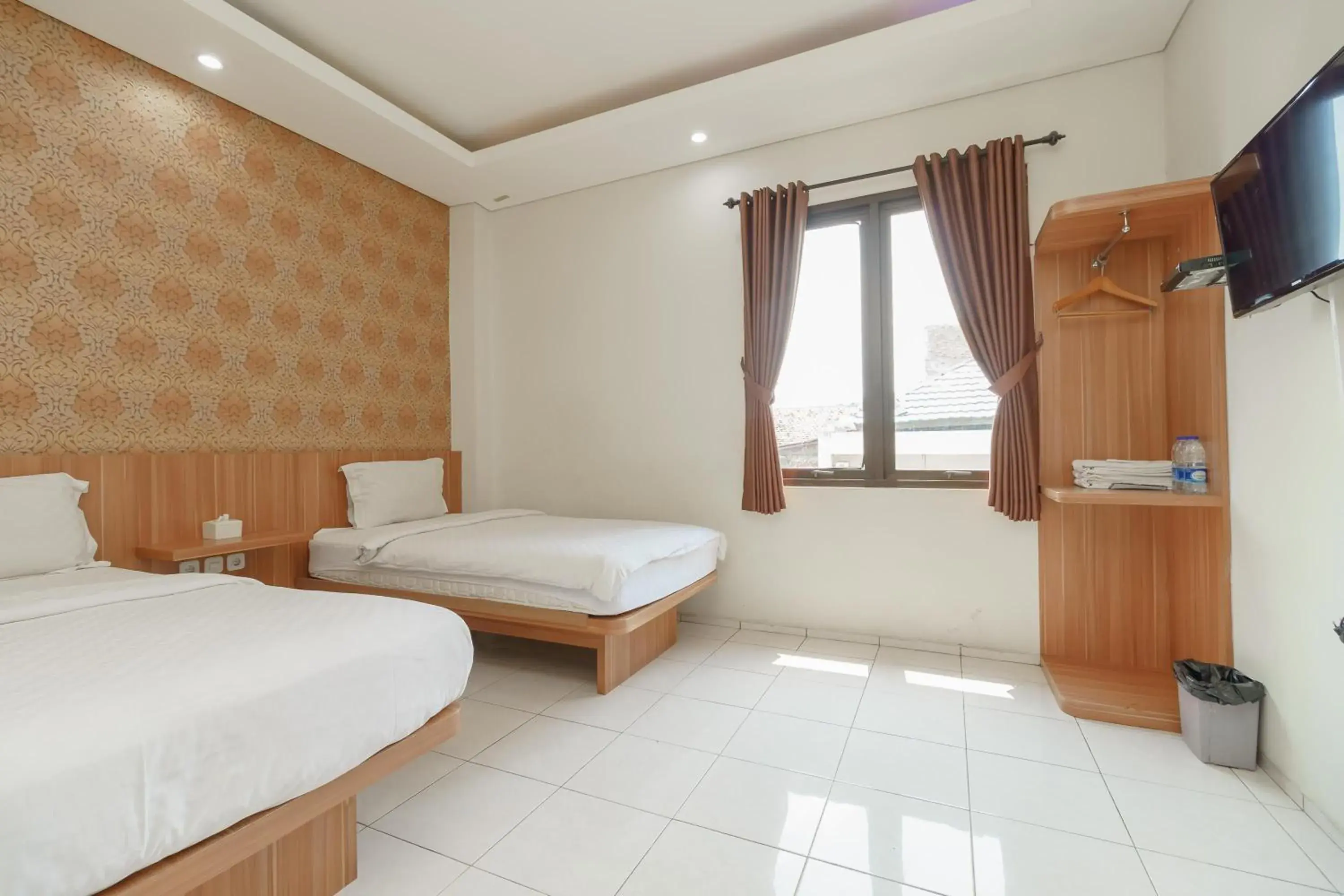 Bed in Green Apple Residence near Sarinah Mitra RedDoorz Bed in Green Apple Residence near Sarinah Mitra RedDoorz