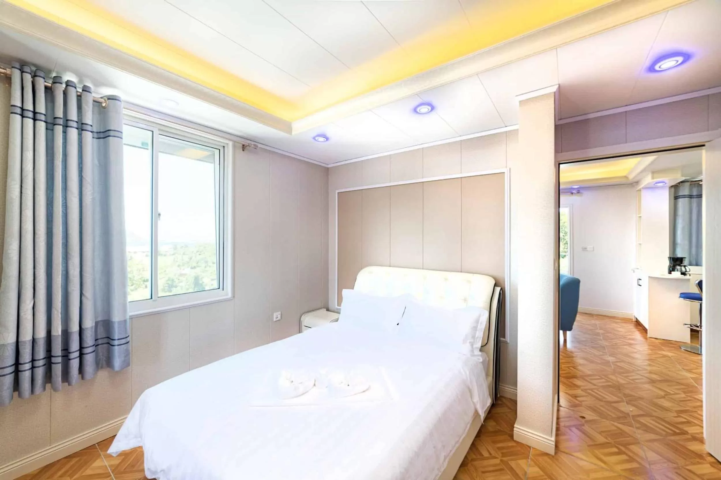 Bedroom, Bed in Riverside Hotel