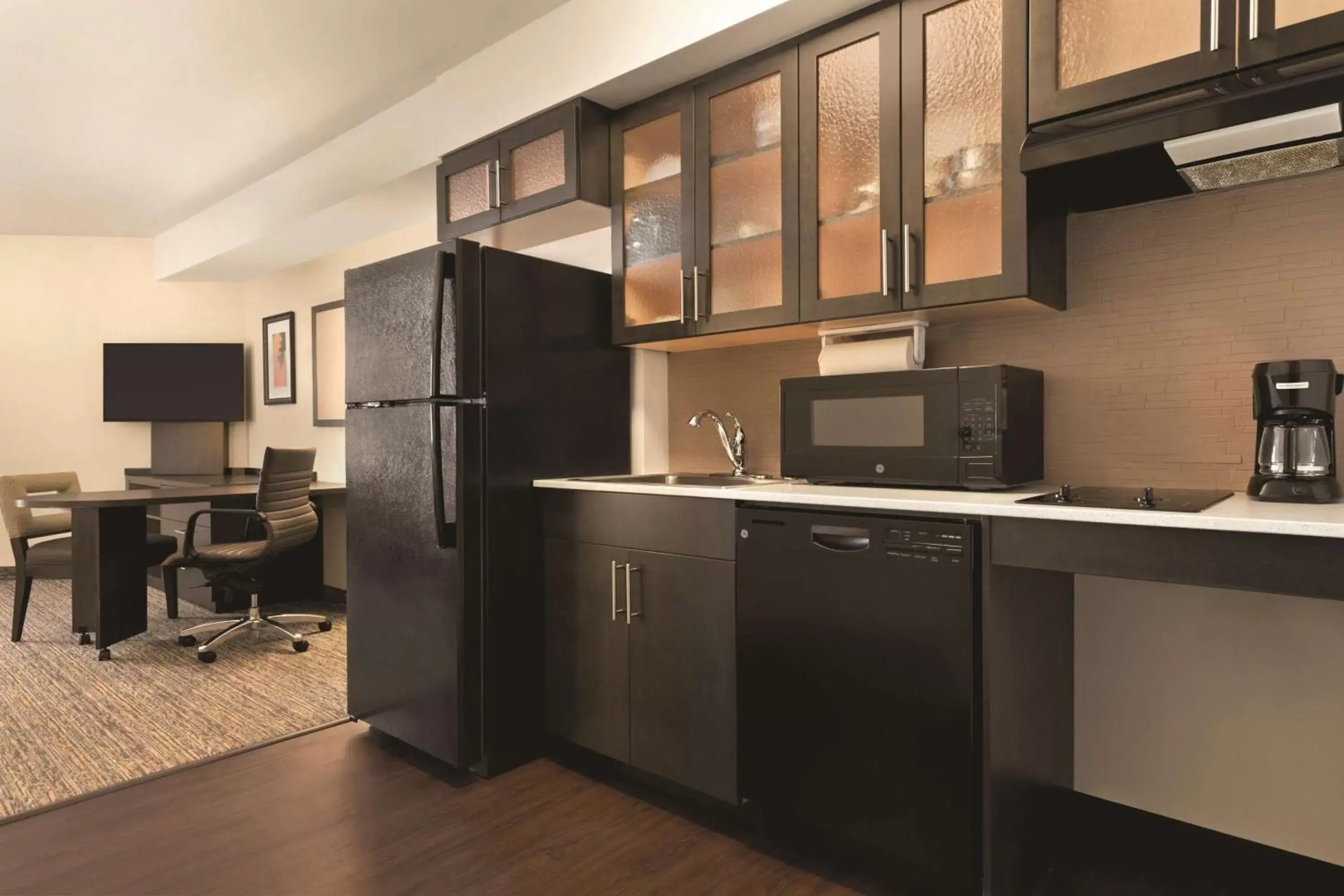 Photo of the whole room, Kitchen/Kitchenette in Park Inn by Radisson, Calgary Airport North, AB