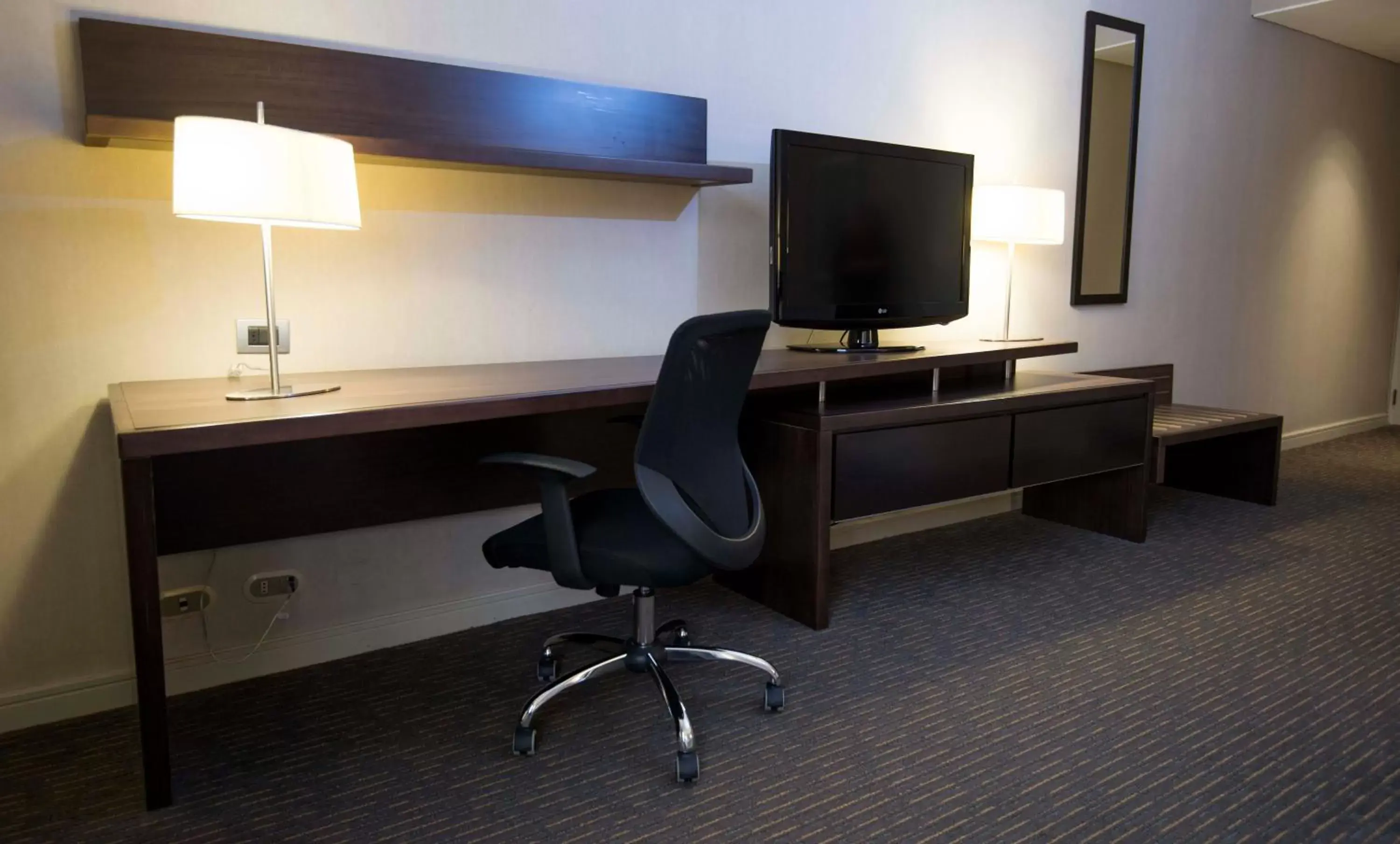 Photo of the whole room, TV/Entertainment Center in Holiday Inn Express - Iquique, an IHG Hotel