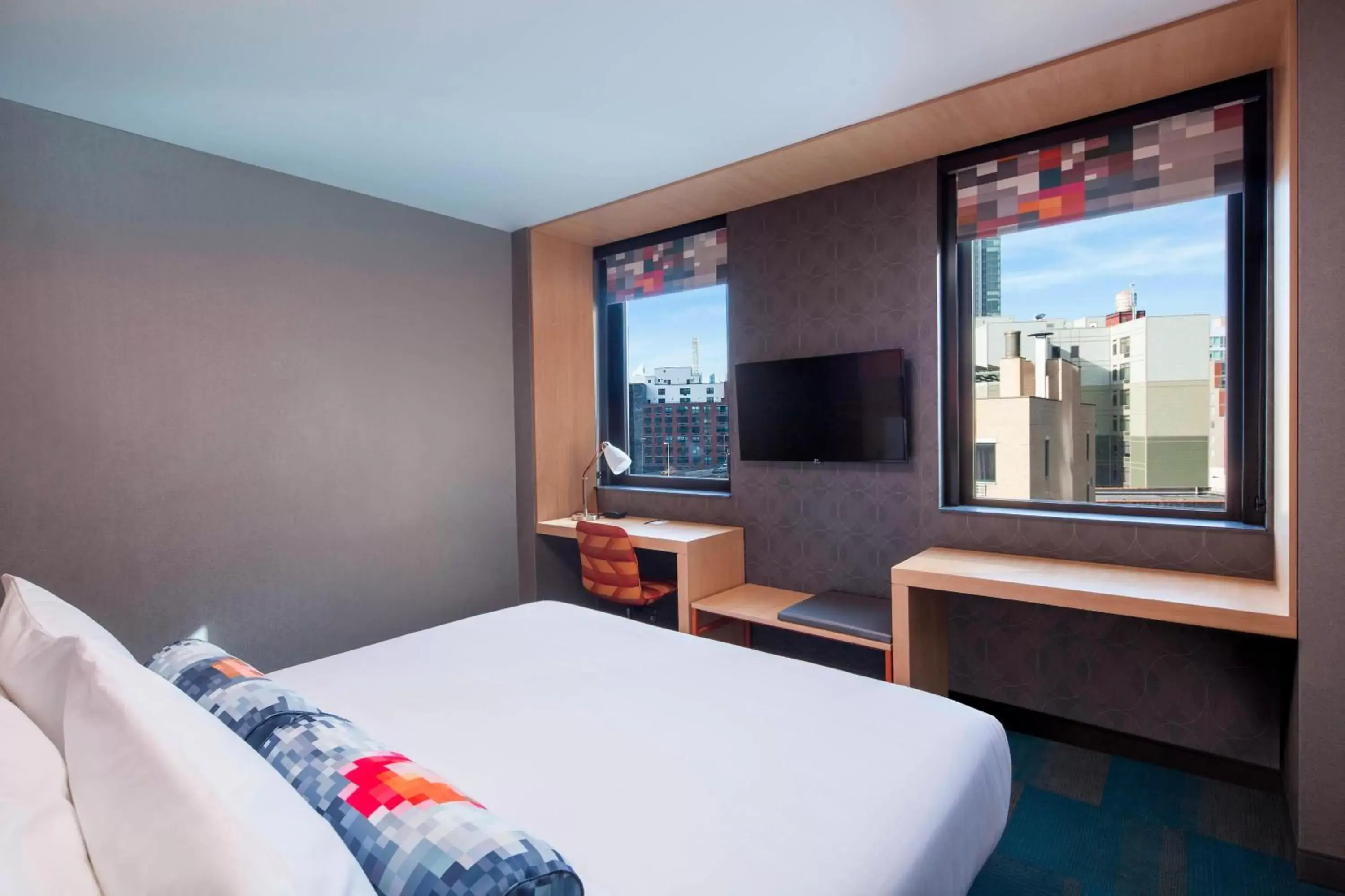 Photo of the whole room, Bed in Aloft Long Island City-Manhattan View