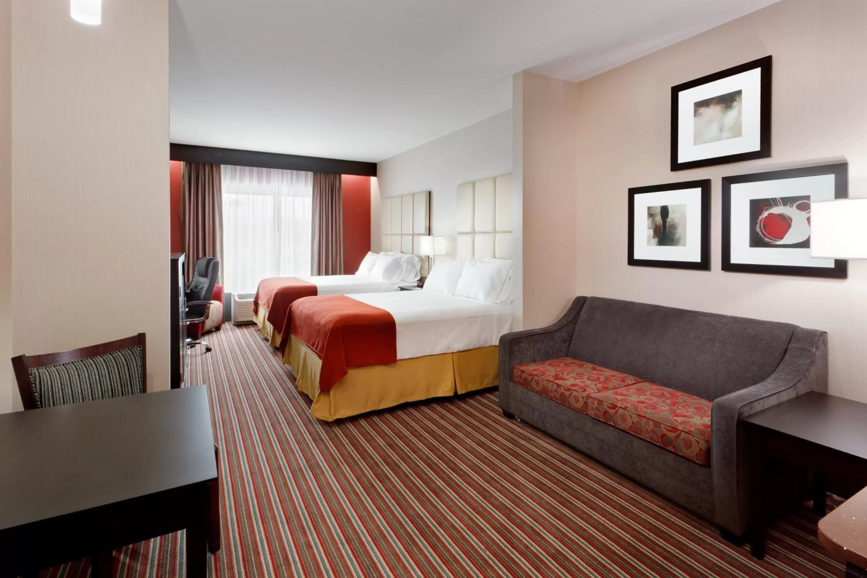 Photo of the whole room, Bed in Holiday Inn Express & Suites Northeast by IHG