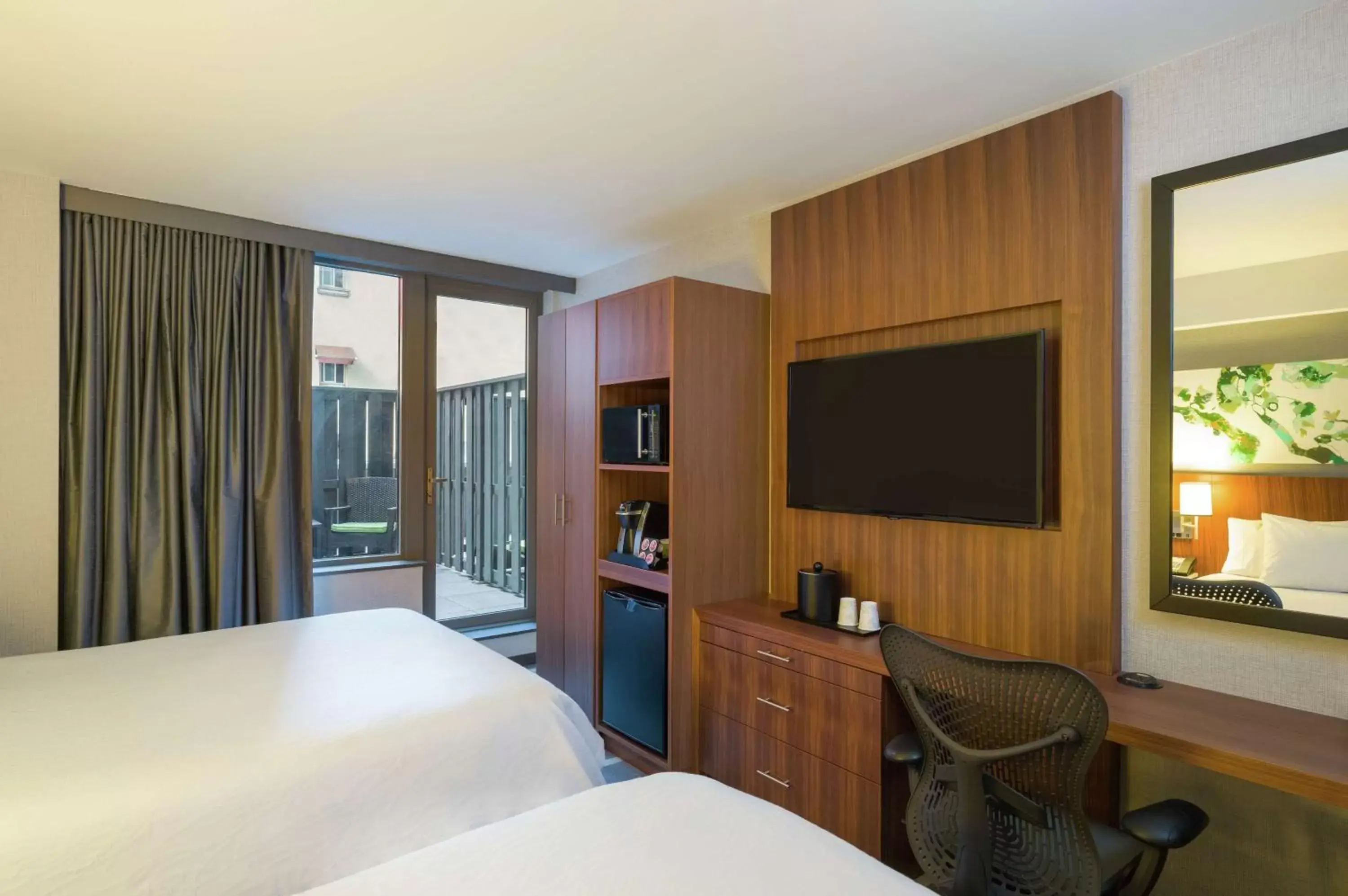 Bedroom, TV/Entertainment Center in Hilton Garden Inn New York Central Park South-Midtown West