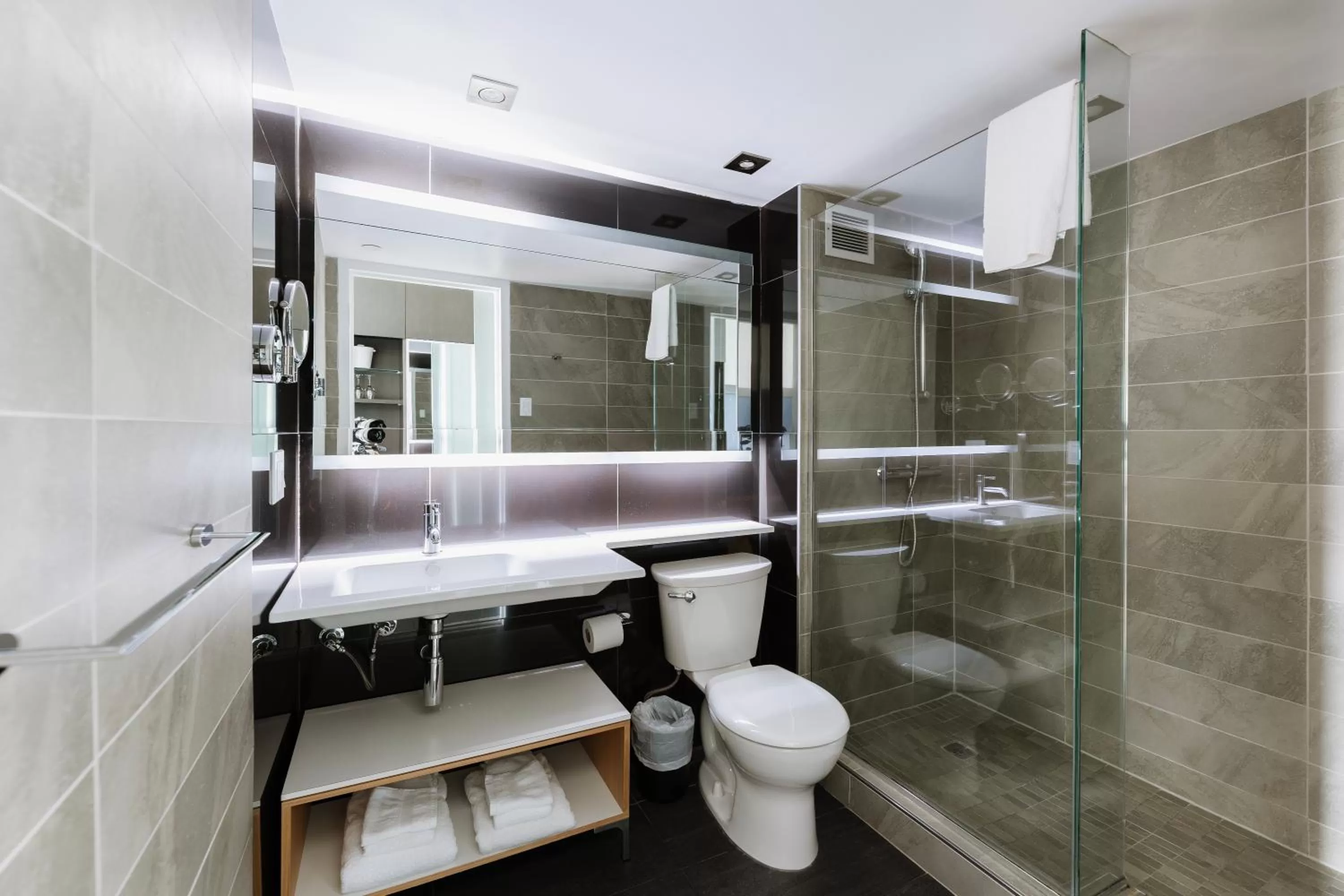 Bathroom in Le Dauphin Montréal-Longueuil