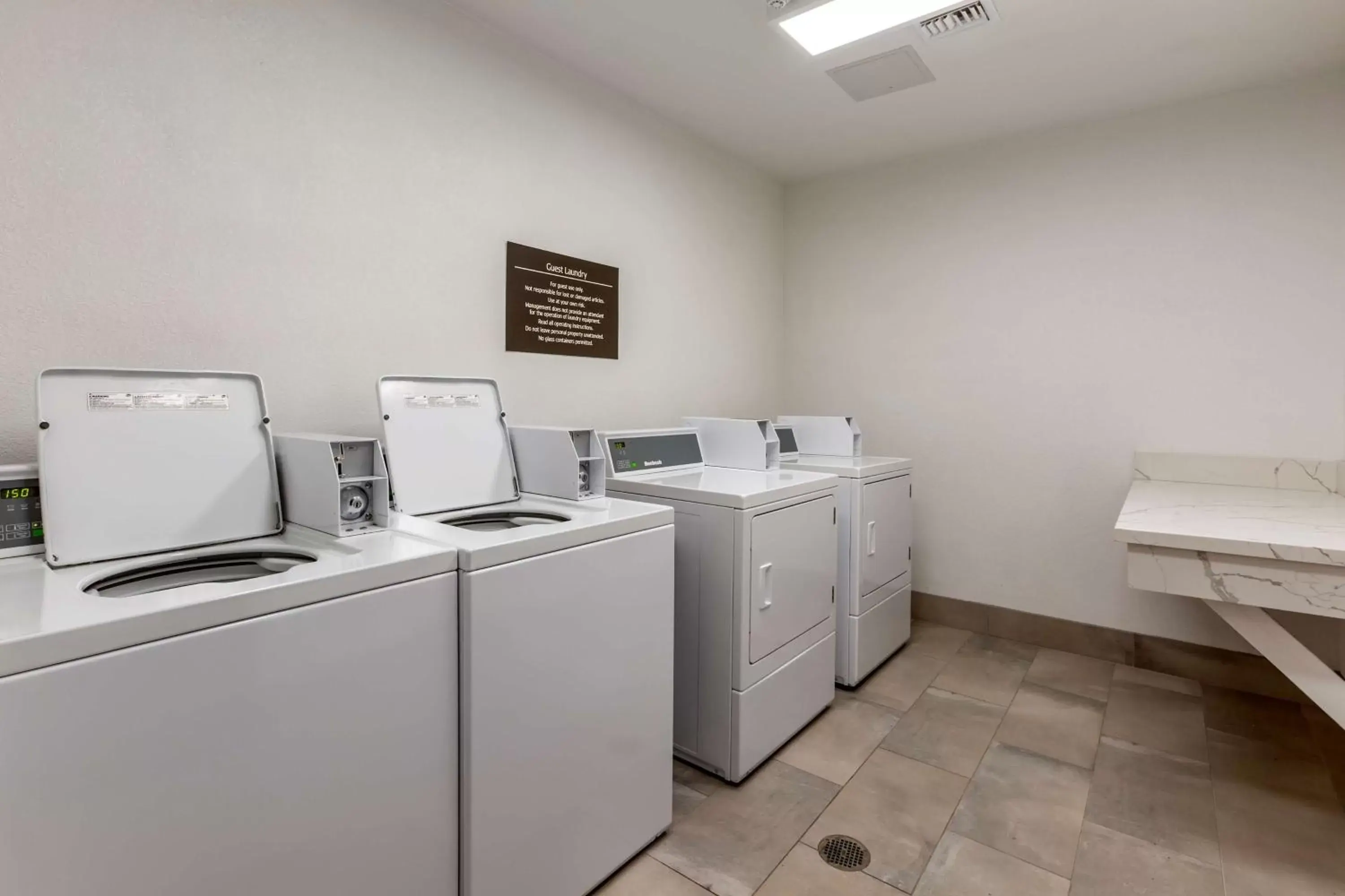 Bedroom, Kitchen/Kitchenette in Best Western Plus Casa Grande Inn & Suites