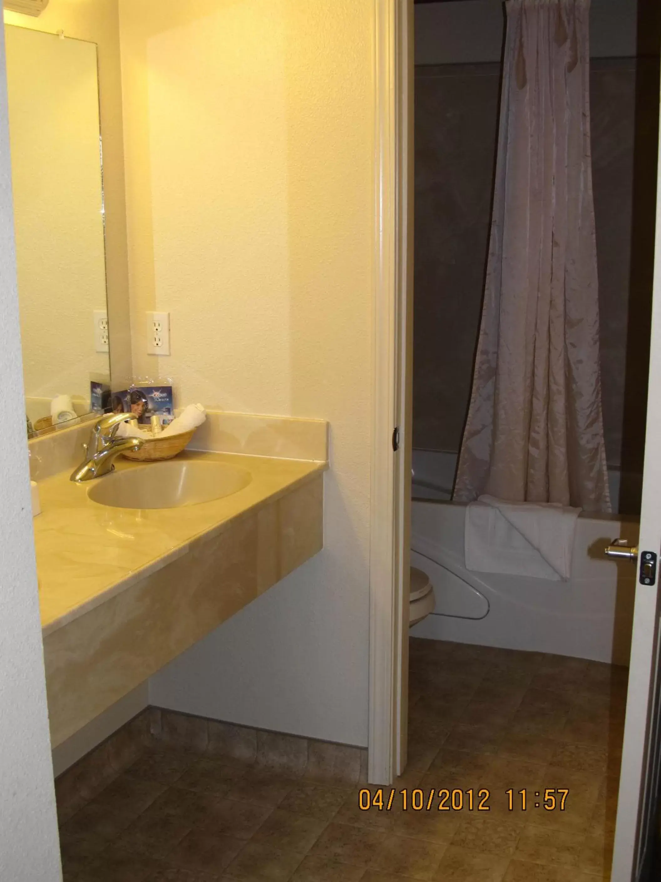 Bathroom in Carson City Plaza Hotel