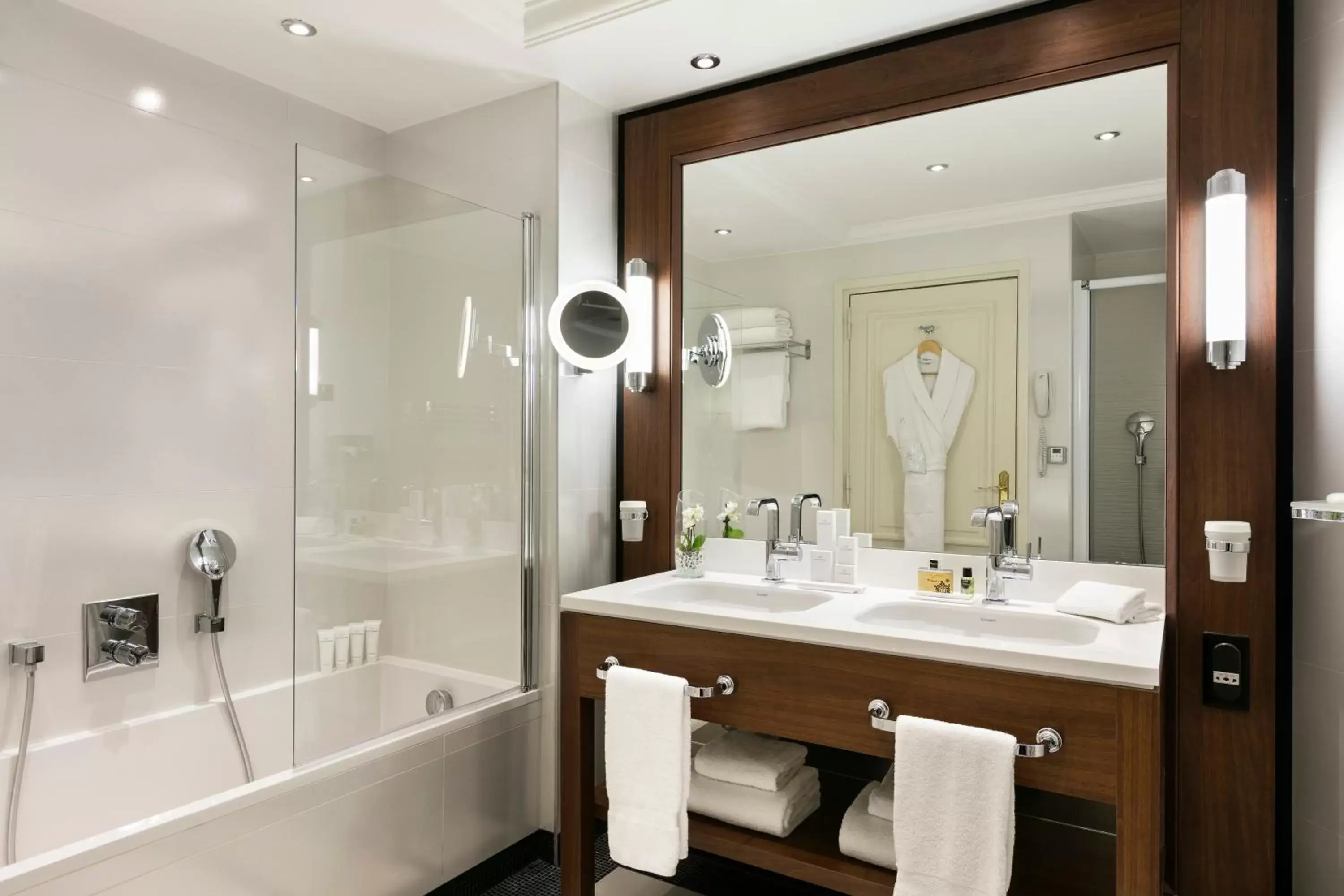 Bathroom in Hôtel Barrière Le Majestic Cannes