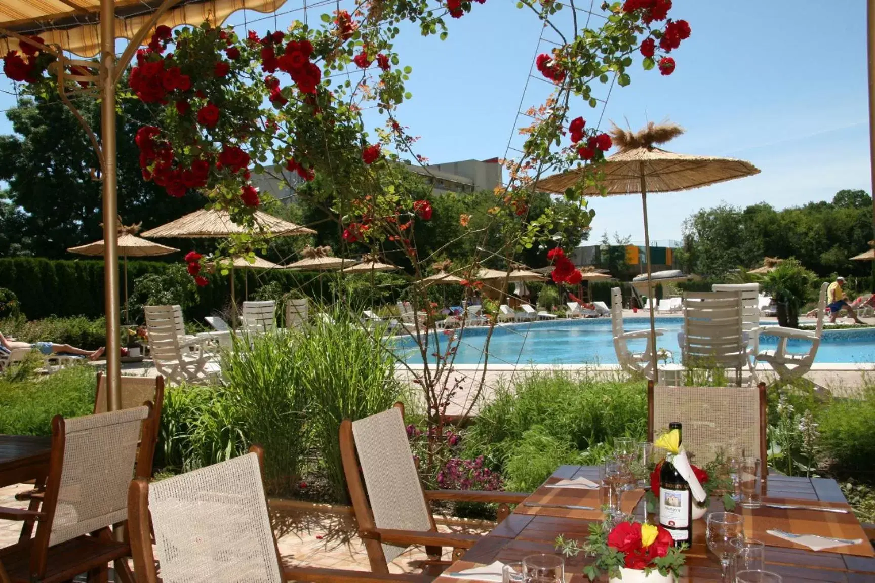 Restaurant/places to eat, Swimming Pool in Joya Park Hotel