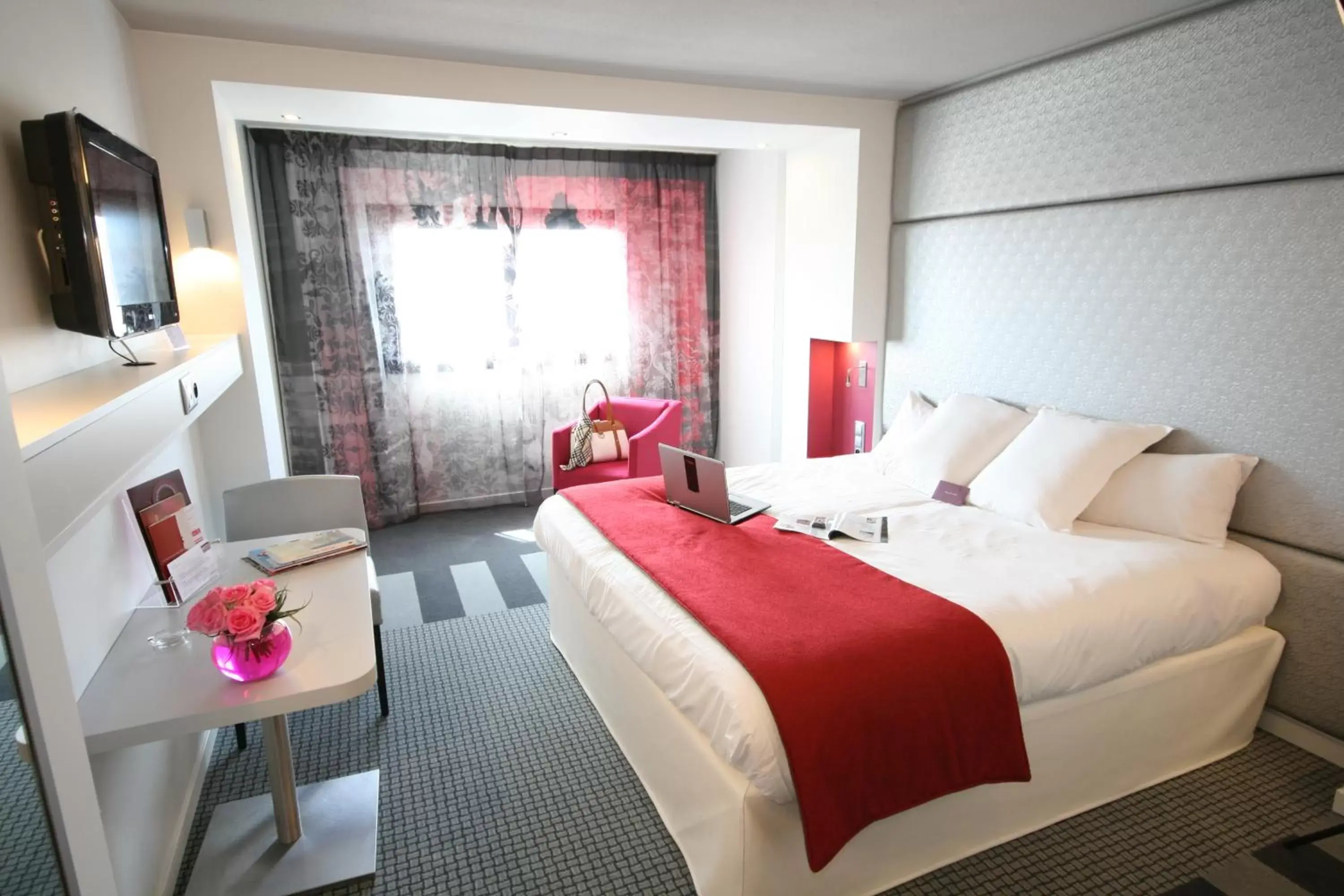 Superior Room with 1 kingsize bed in Mercure Paris Montmartre Sacré Coeur