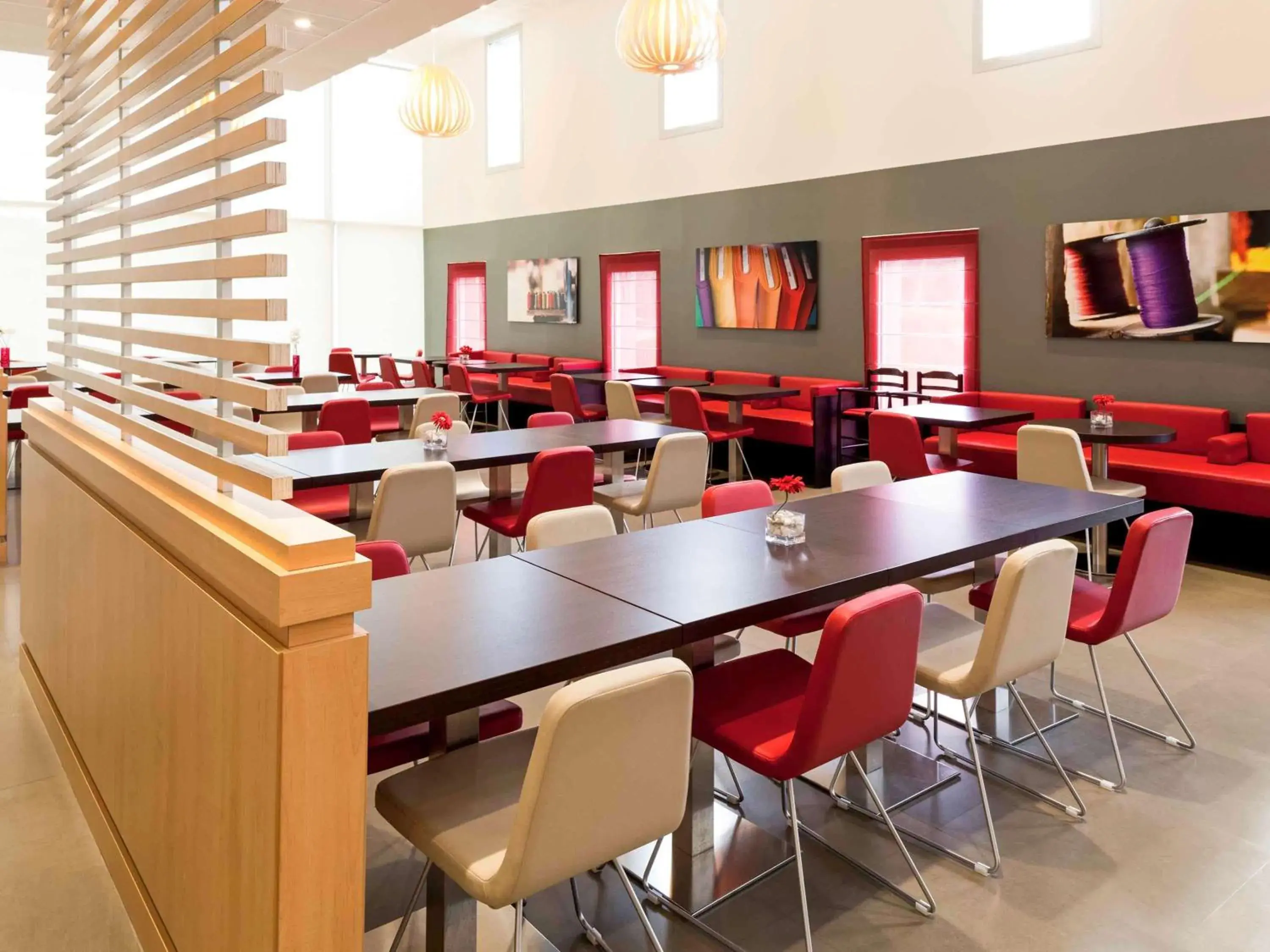 Lounge or bar, Restaurant/Places to Eat in Ibis Barcelona Santa Coloma