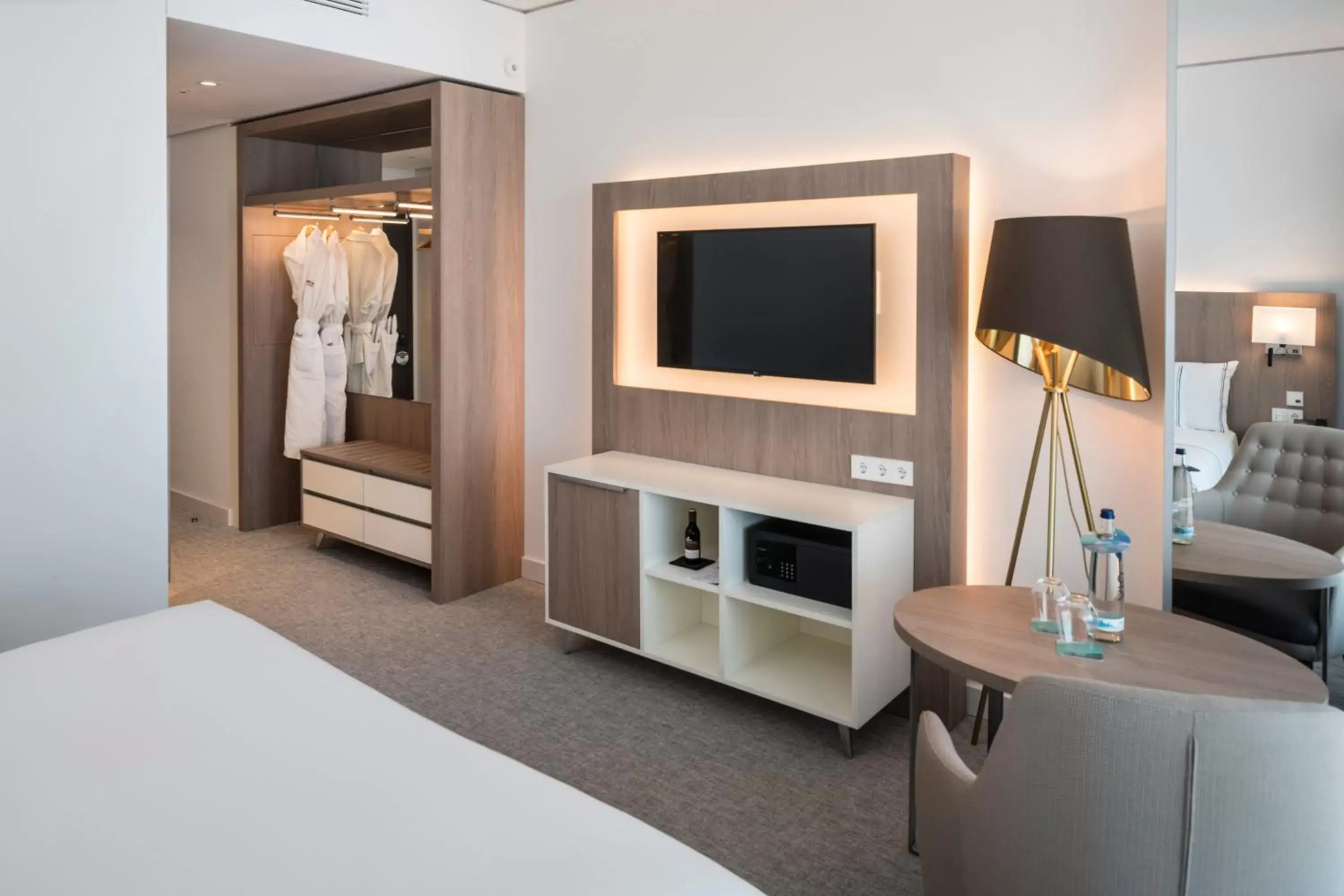 Bedroom, TV/Entertainment Center in Meliá Frankfurt City