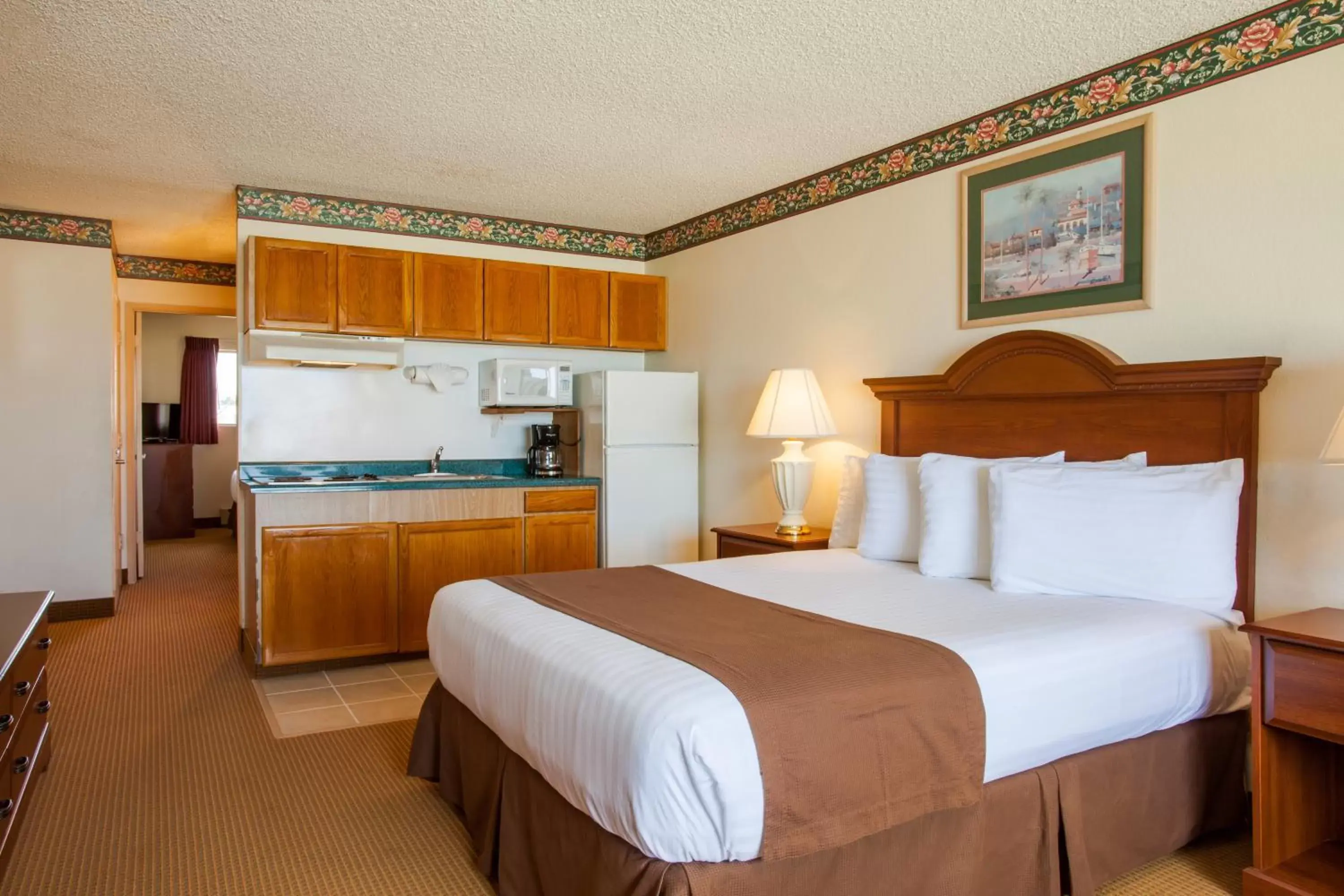 Photo of the whole room, Kitchen/Kitchenette in Ebb Tide Oceanfront Inn