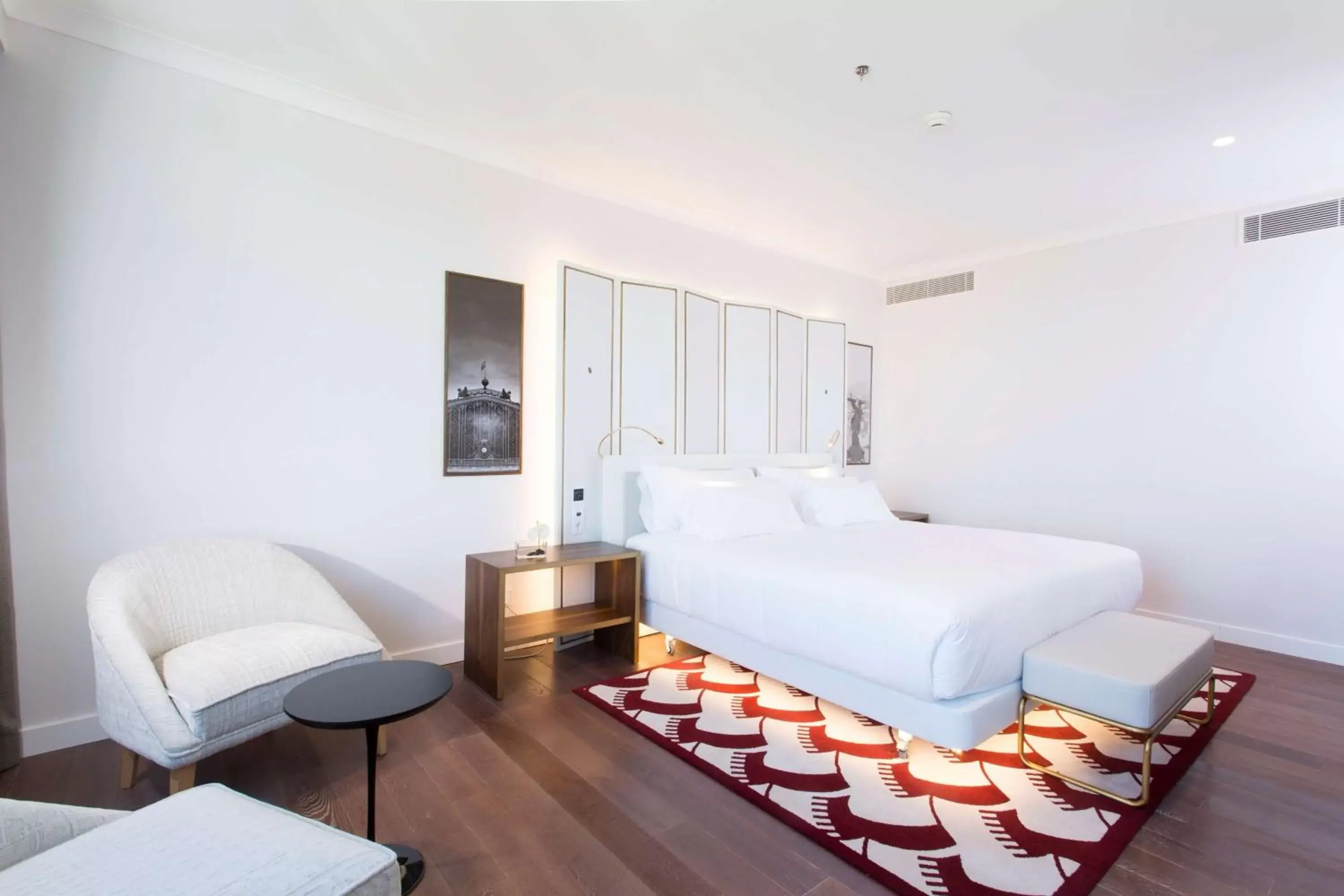 Photo of the whole room, Bed in NH Collection Madrid Eurobuilding