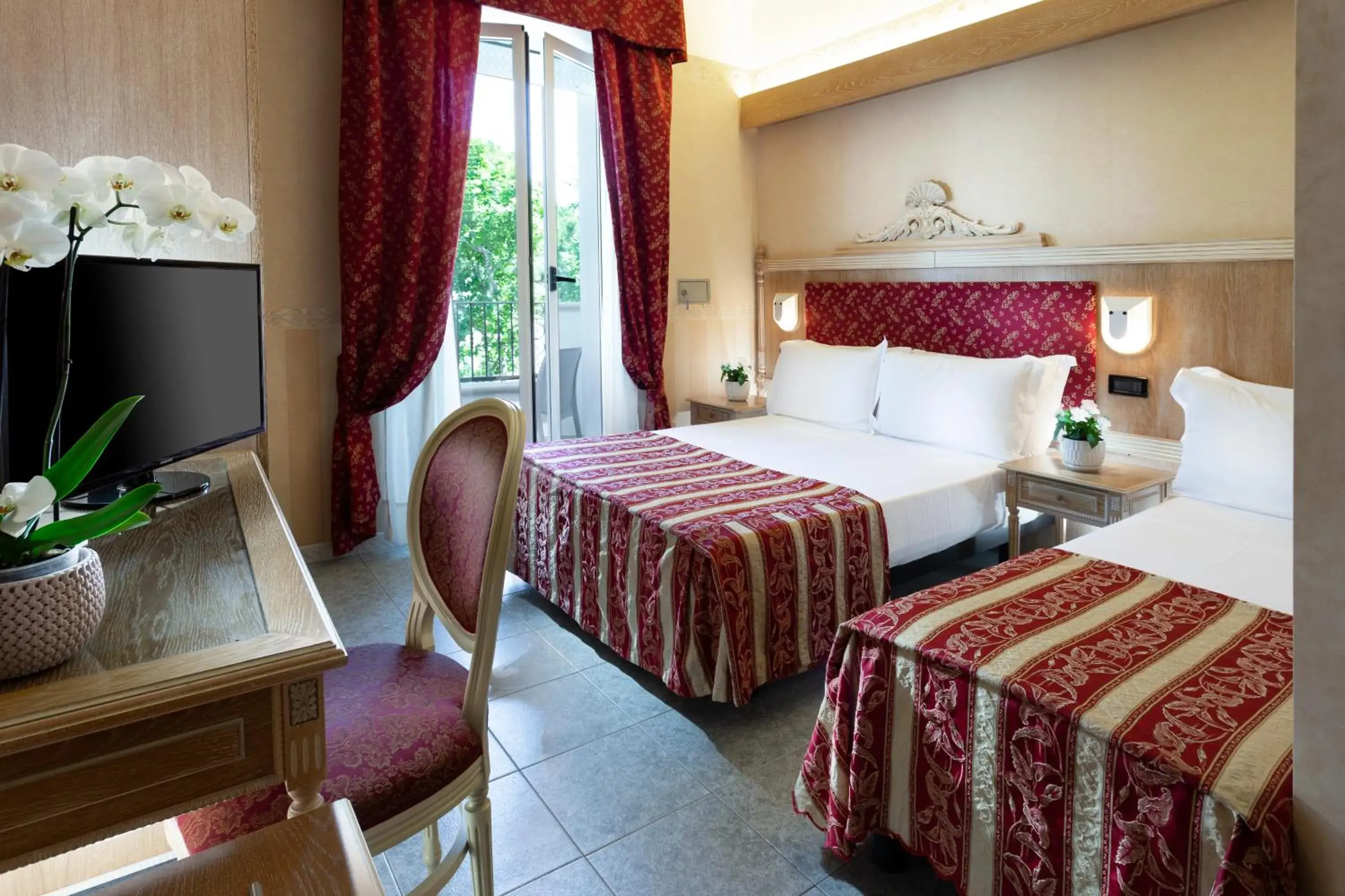 Photo of the whole room, Bed in Hotel Gallia Palace