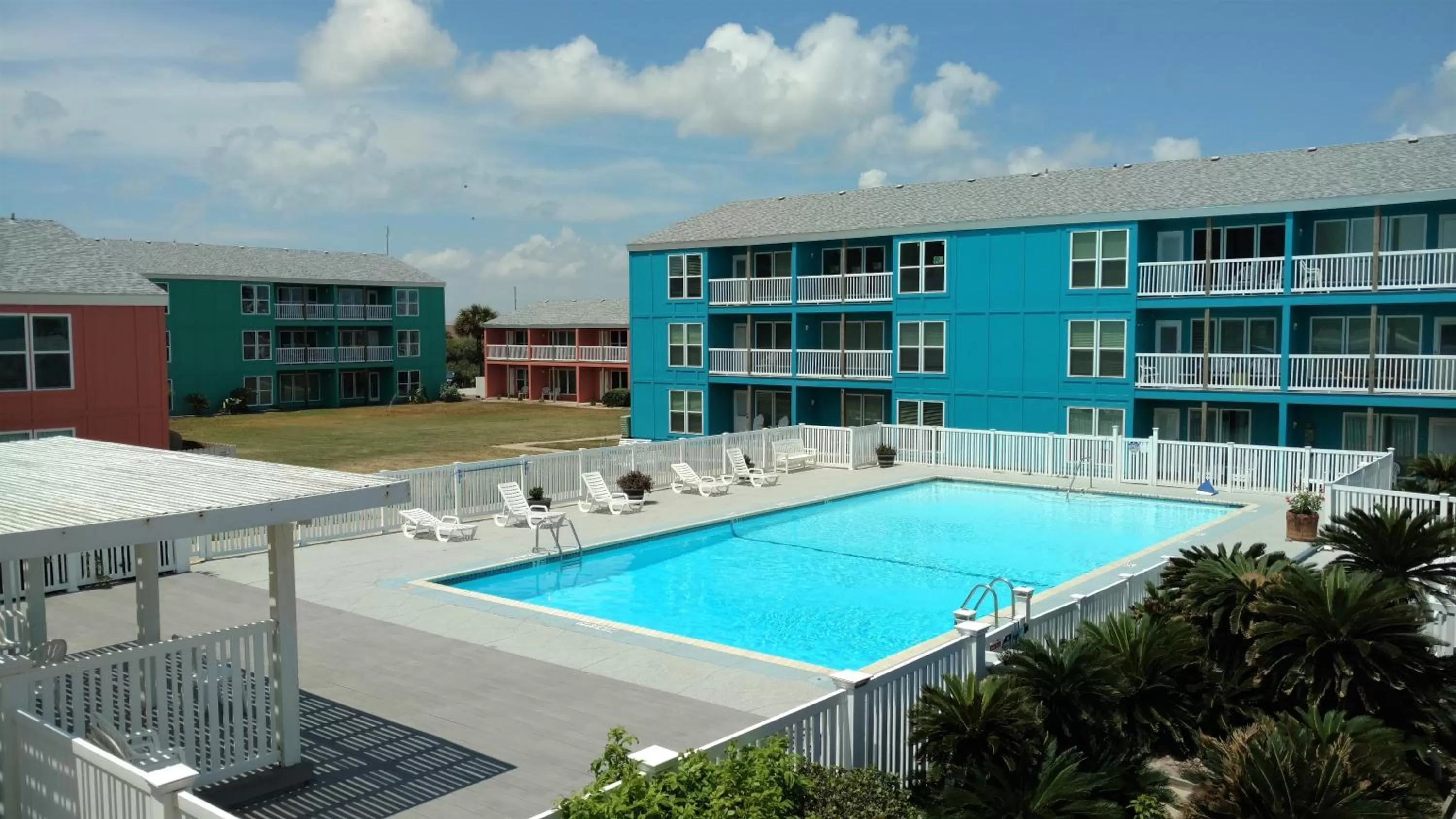 Swimming pool in Executive Keys Condominiums on the Beach