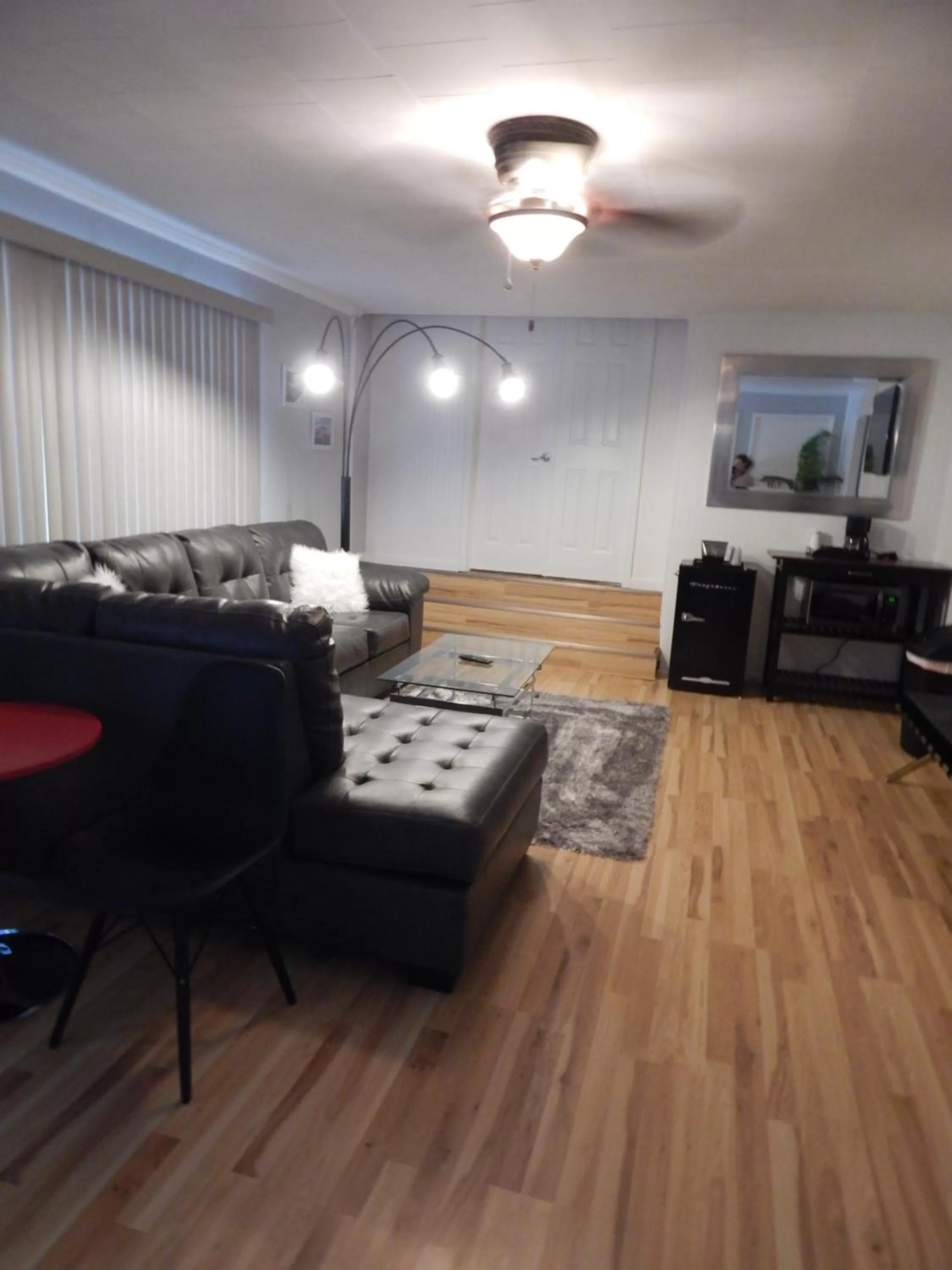 Living room in Sunset Motel