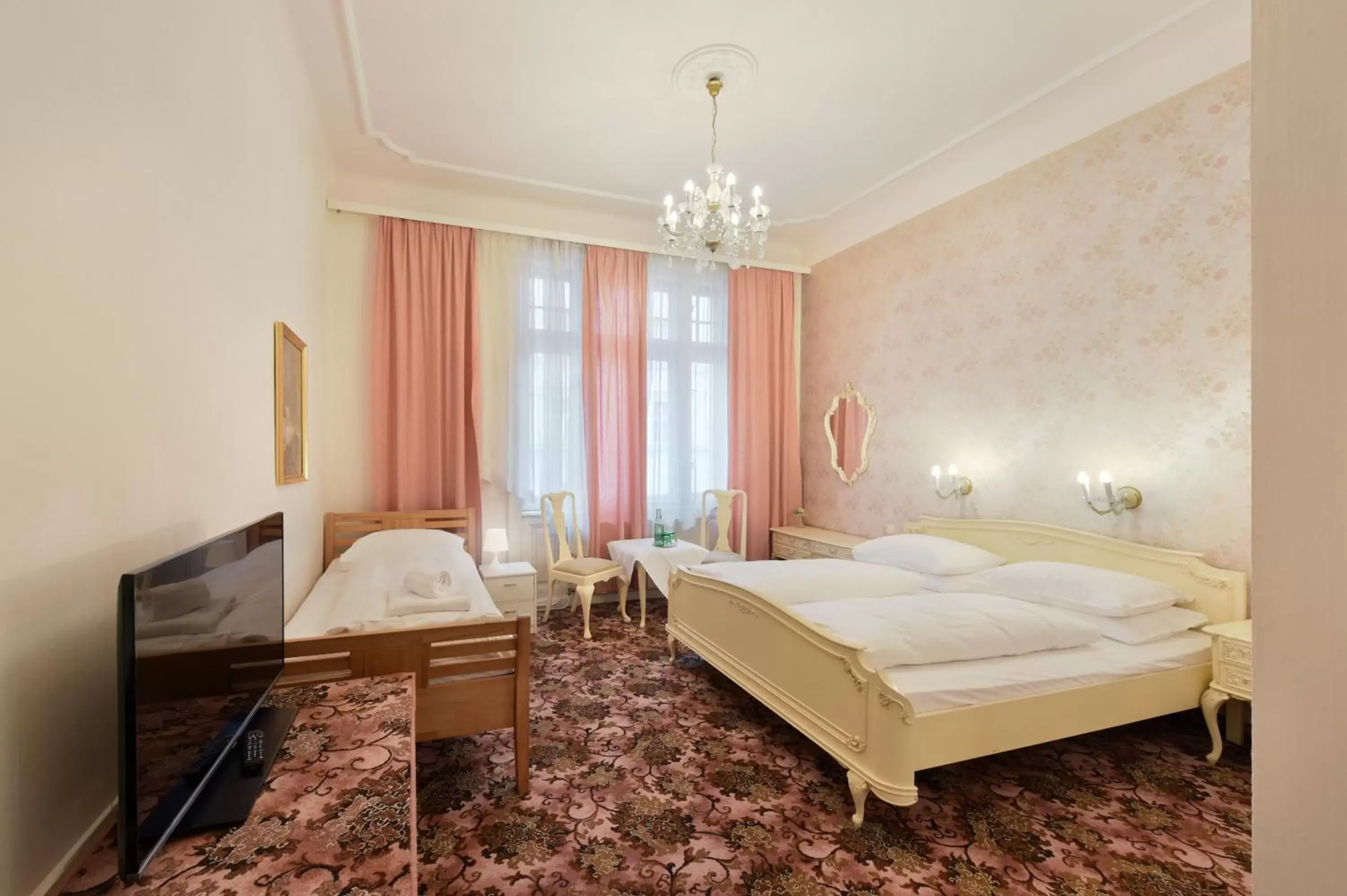 Photo of the whole room, Bed in Hotel Pension Baronesse