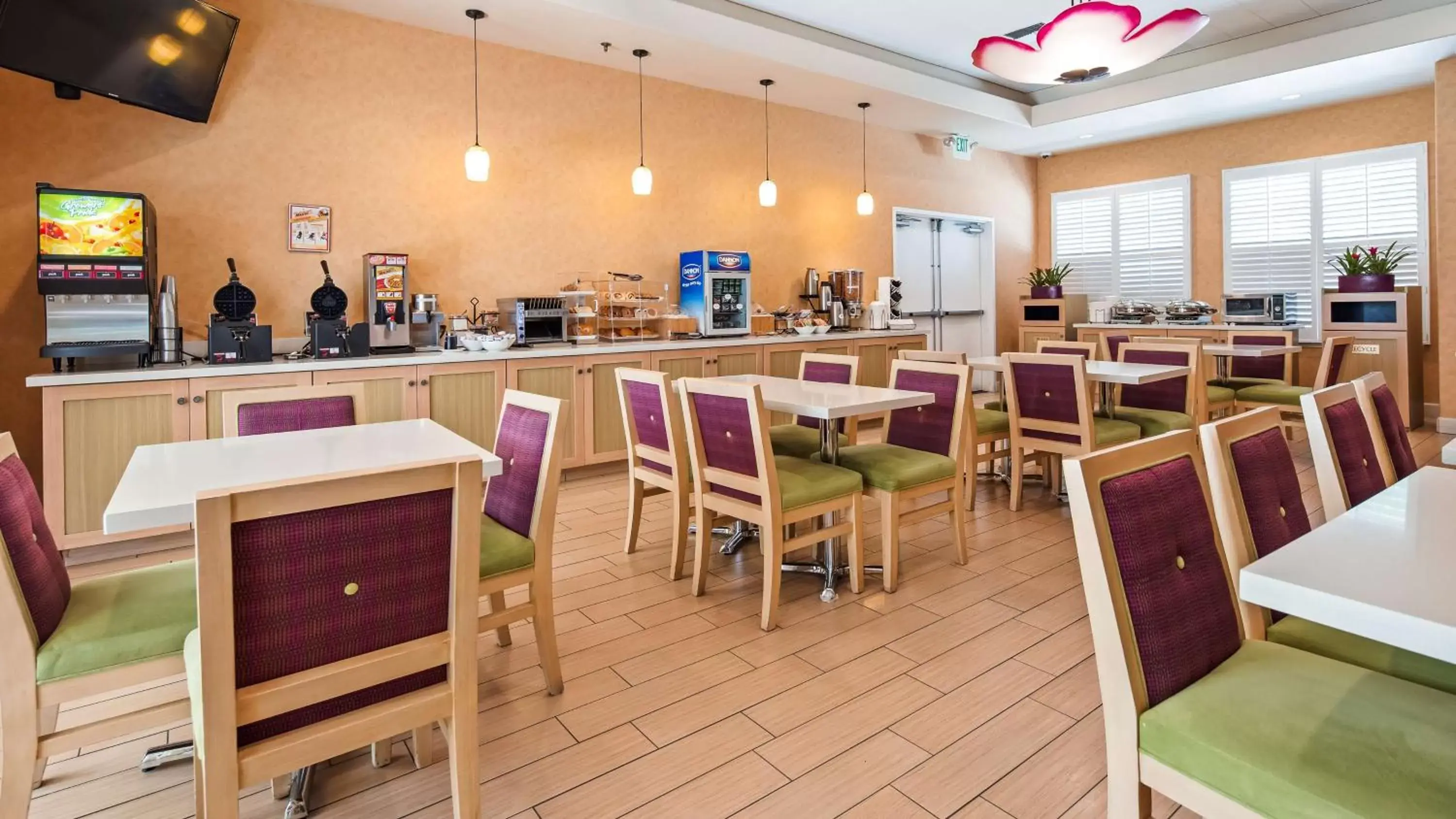 Restaurant/Places to Eat in Best Western Plus Capitola By-the-Sea Inn & Suites