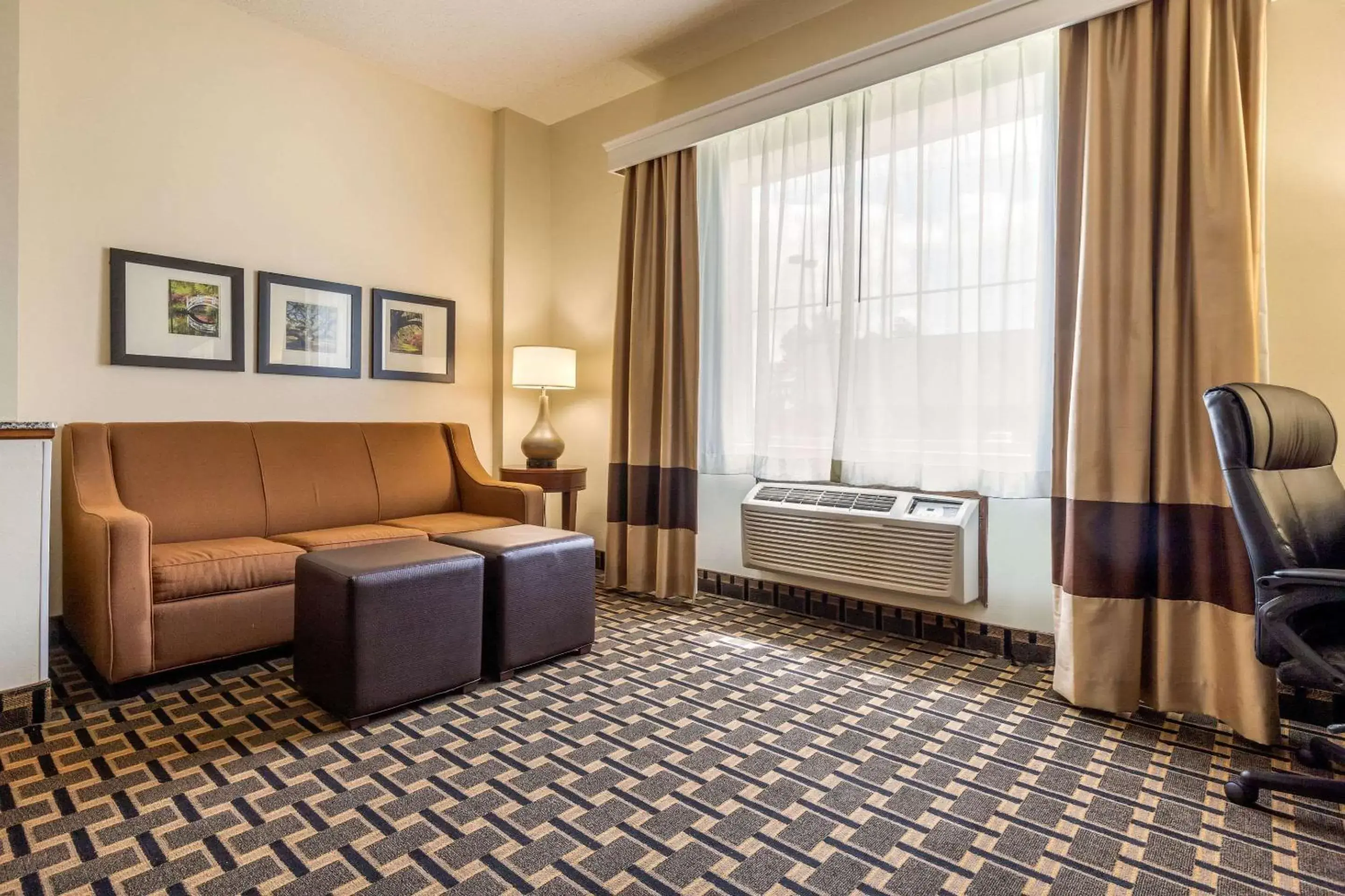 Photo of the whole room, Seating Area in Comfort Inn Summerville - Charleston