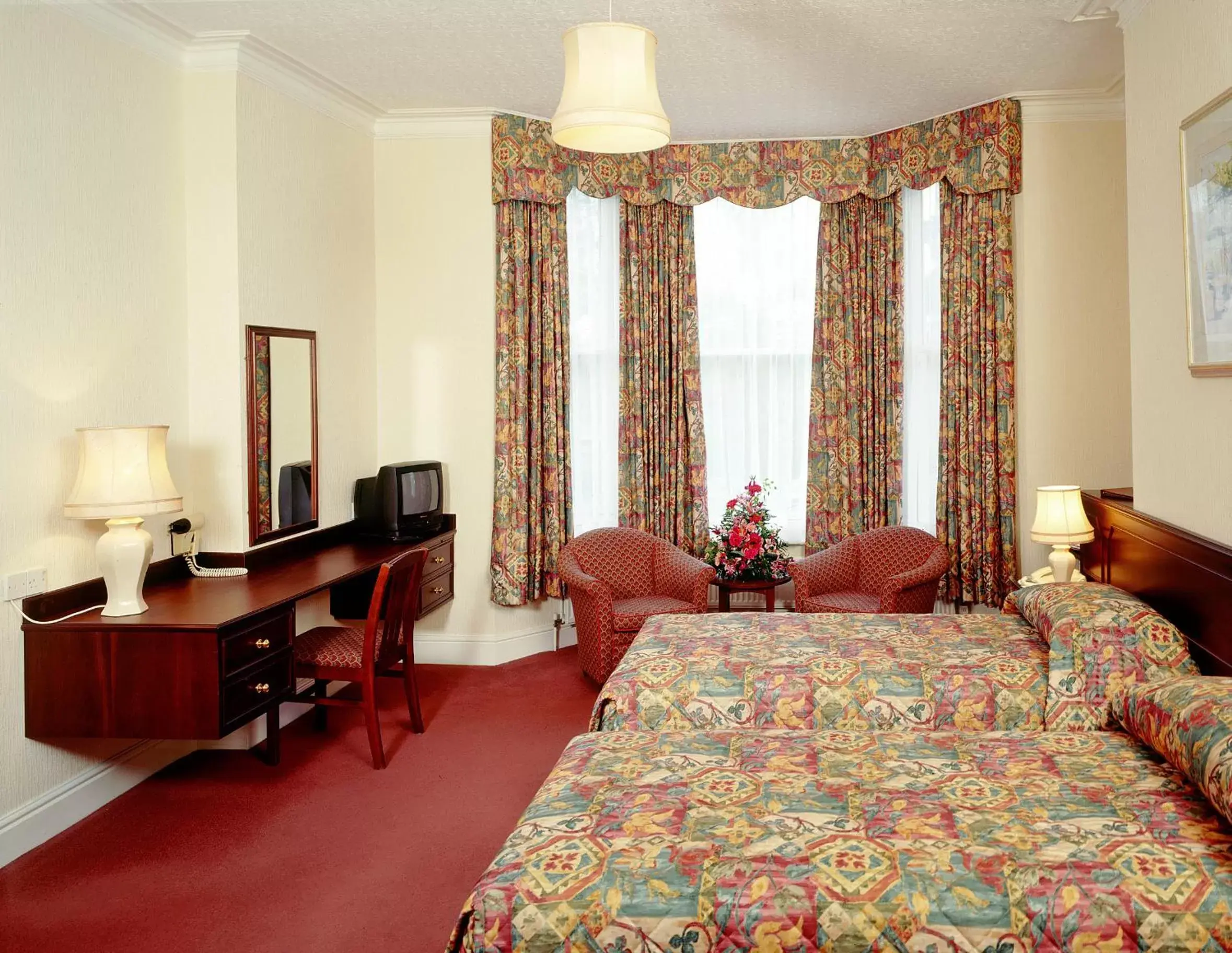 Photo of the whole room in Arundel House Hotel