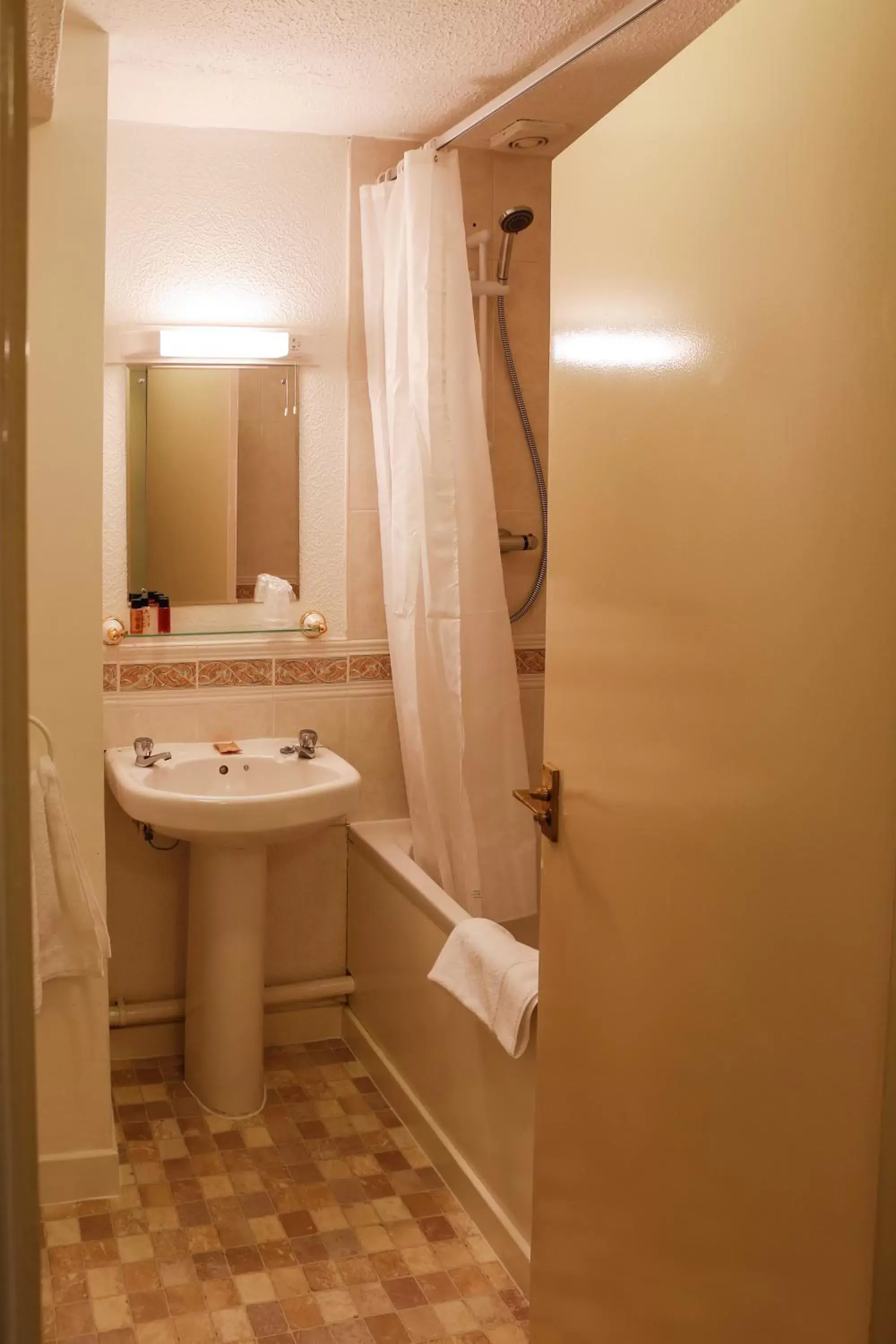 Bathroom in Dunmuir Hotel