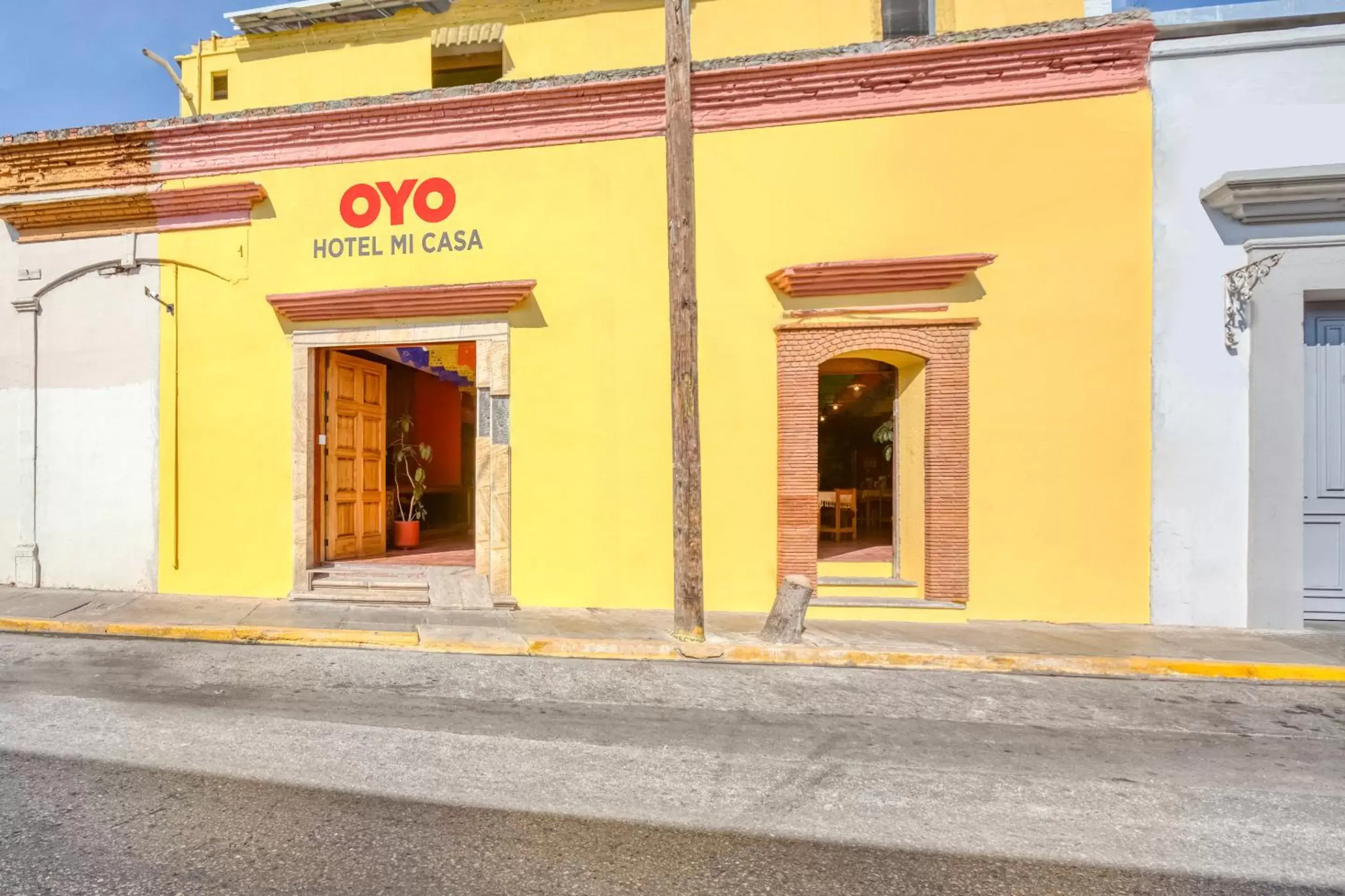 Facade/entrance in OYO Hotel Mi casa, Oaxaca centro