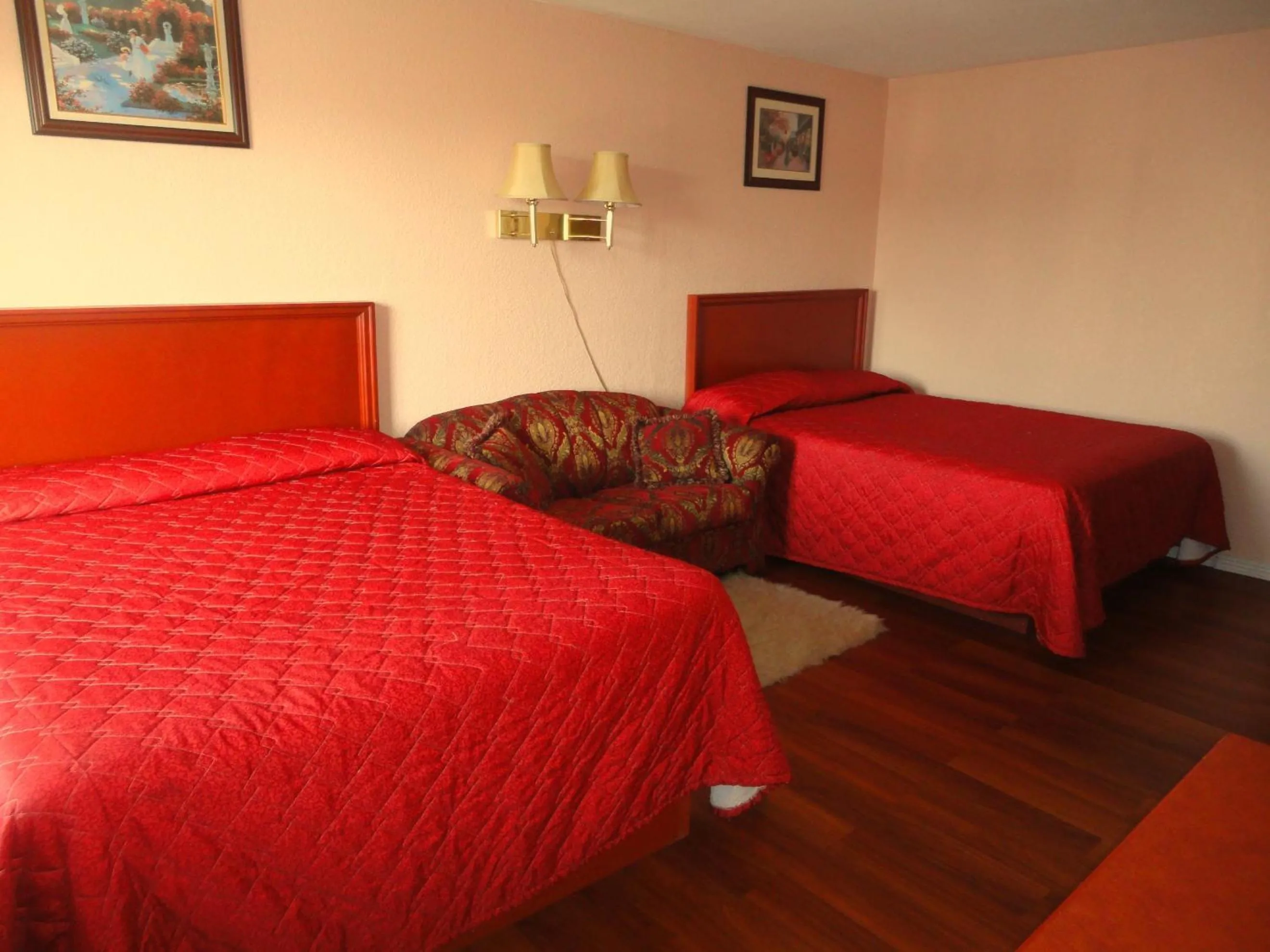 Photo of the whole room, Bed in Niagara Lodge & Suites