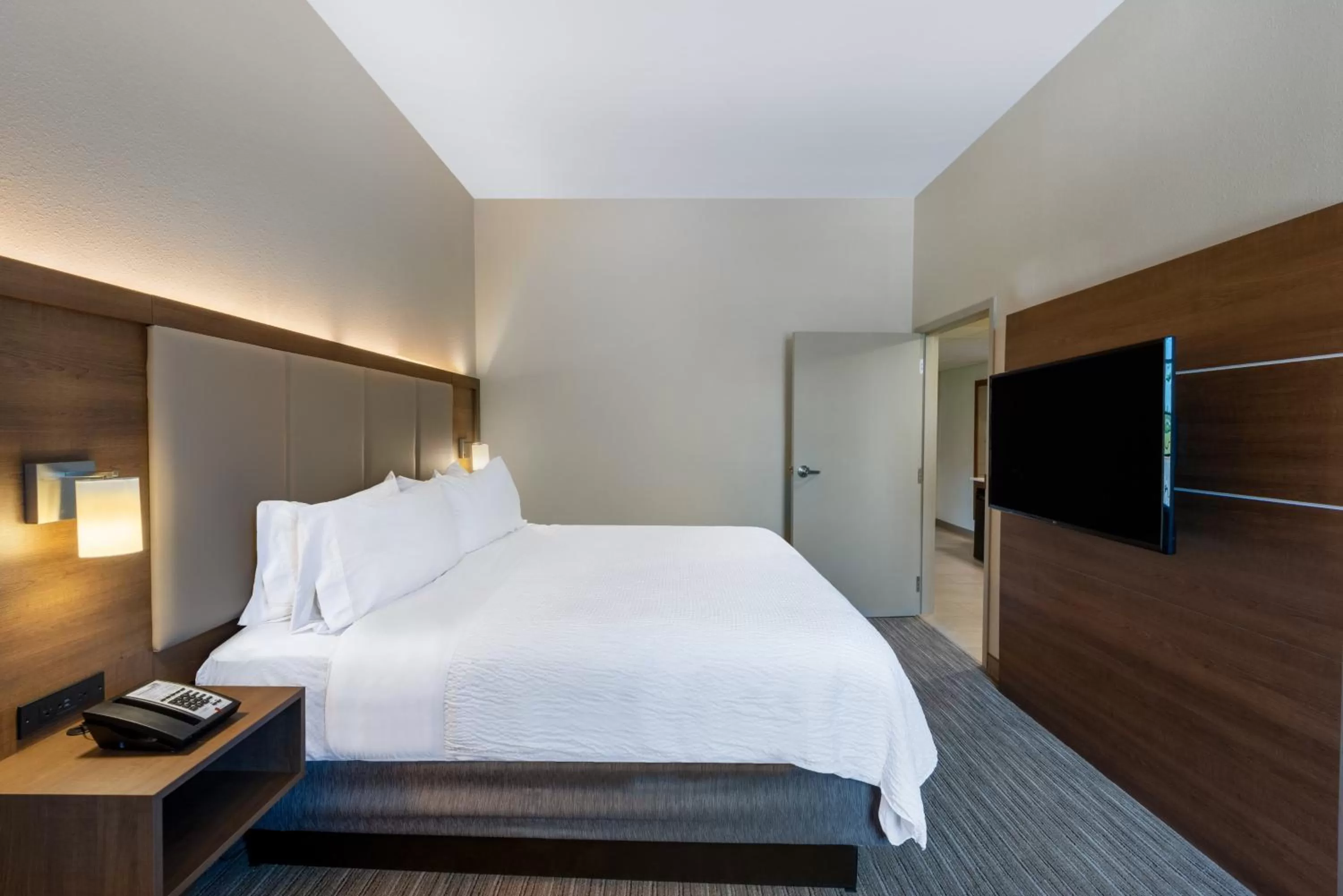 Photo of the whole room, Bed in Holiday Inn Express State College at Williamsburg Square by IHG