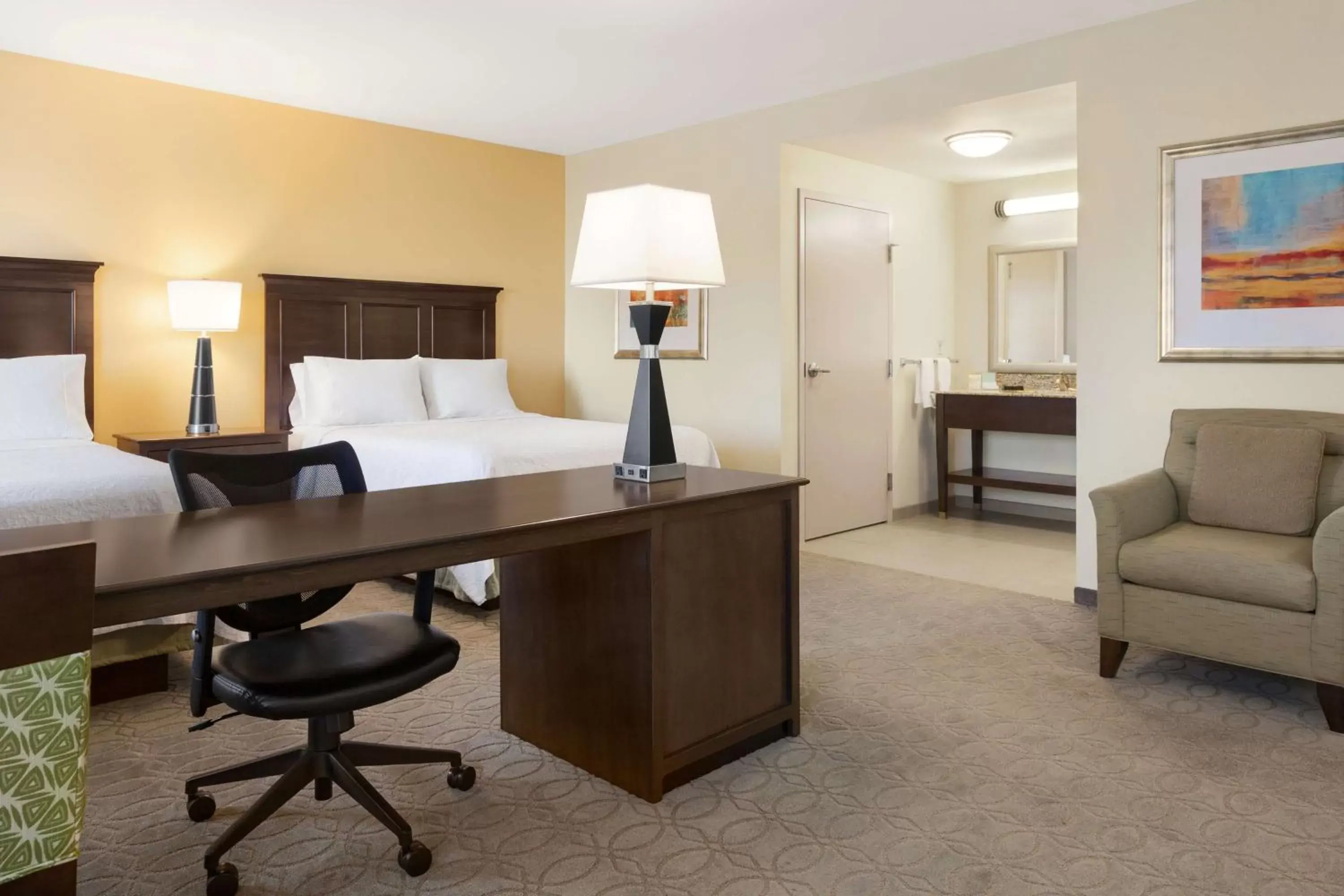 Bed, Seating Area in Hampton Inn & Suites San Bernardino