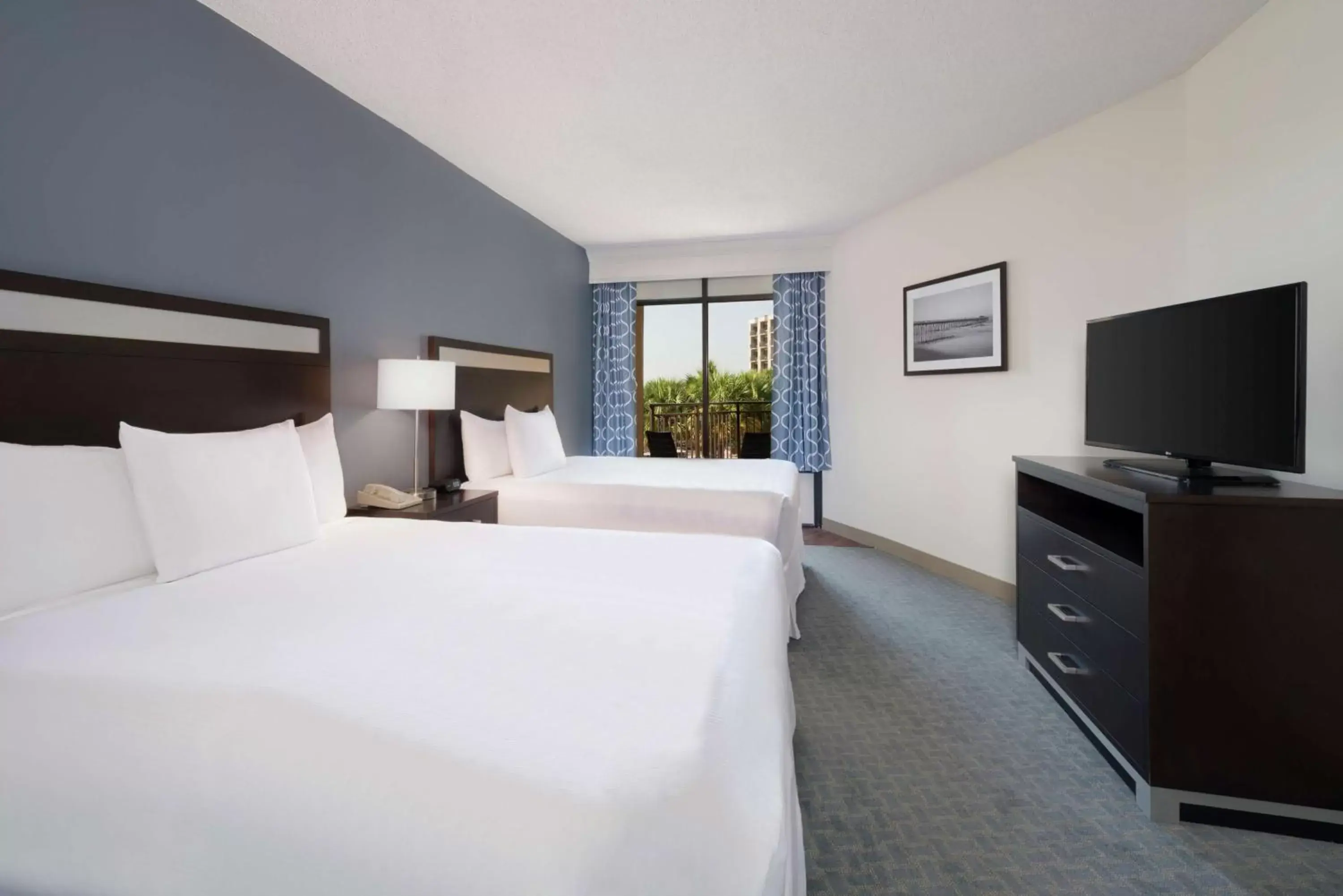 Bed, TV/Entertainment Center in DoubleTree Resort by Hilton Myrtle Beach Oceanfront