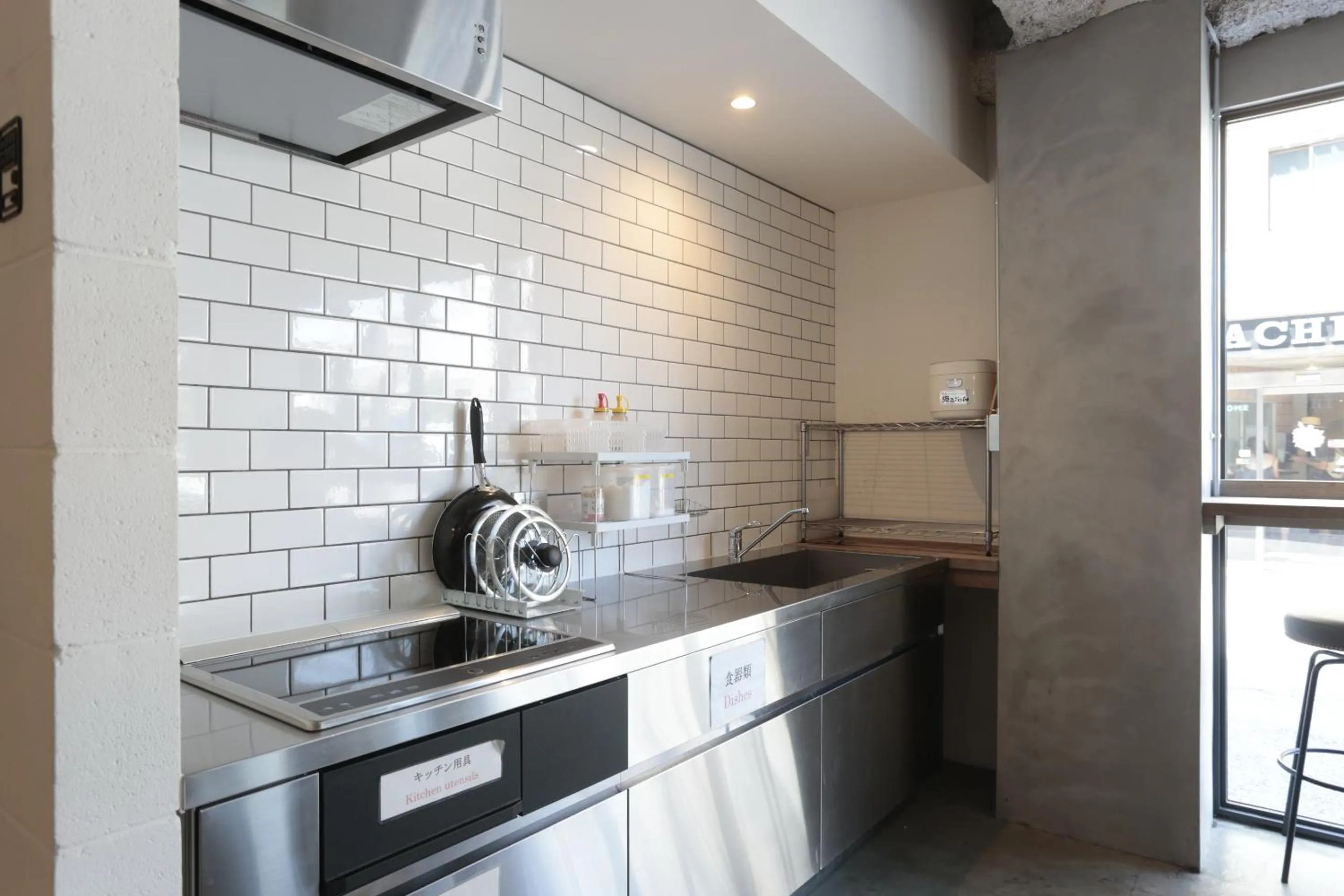 Communal kitchen in Hotel Sunplaza 2