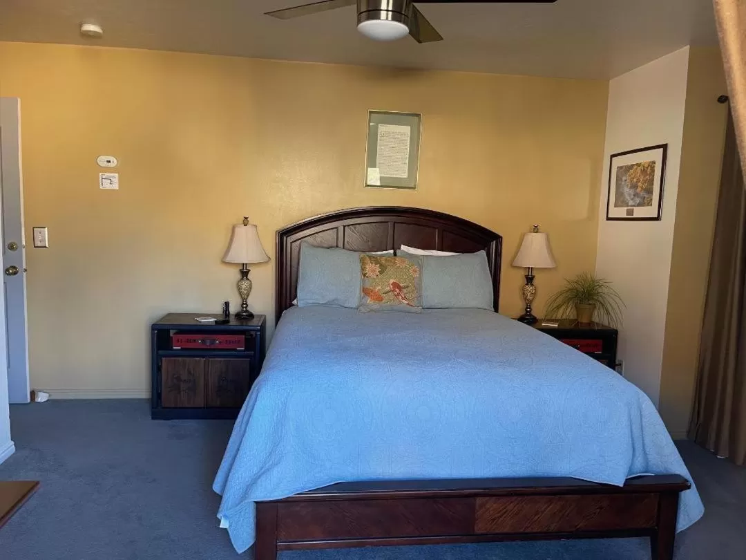 Bed in Harvest House Bed and Breakfast