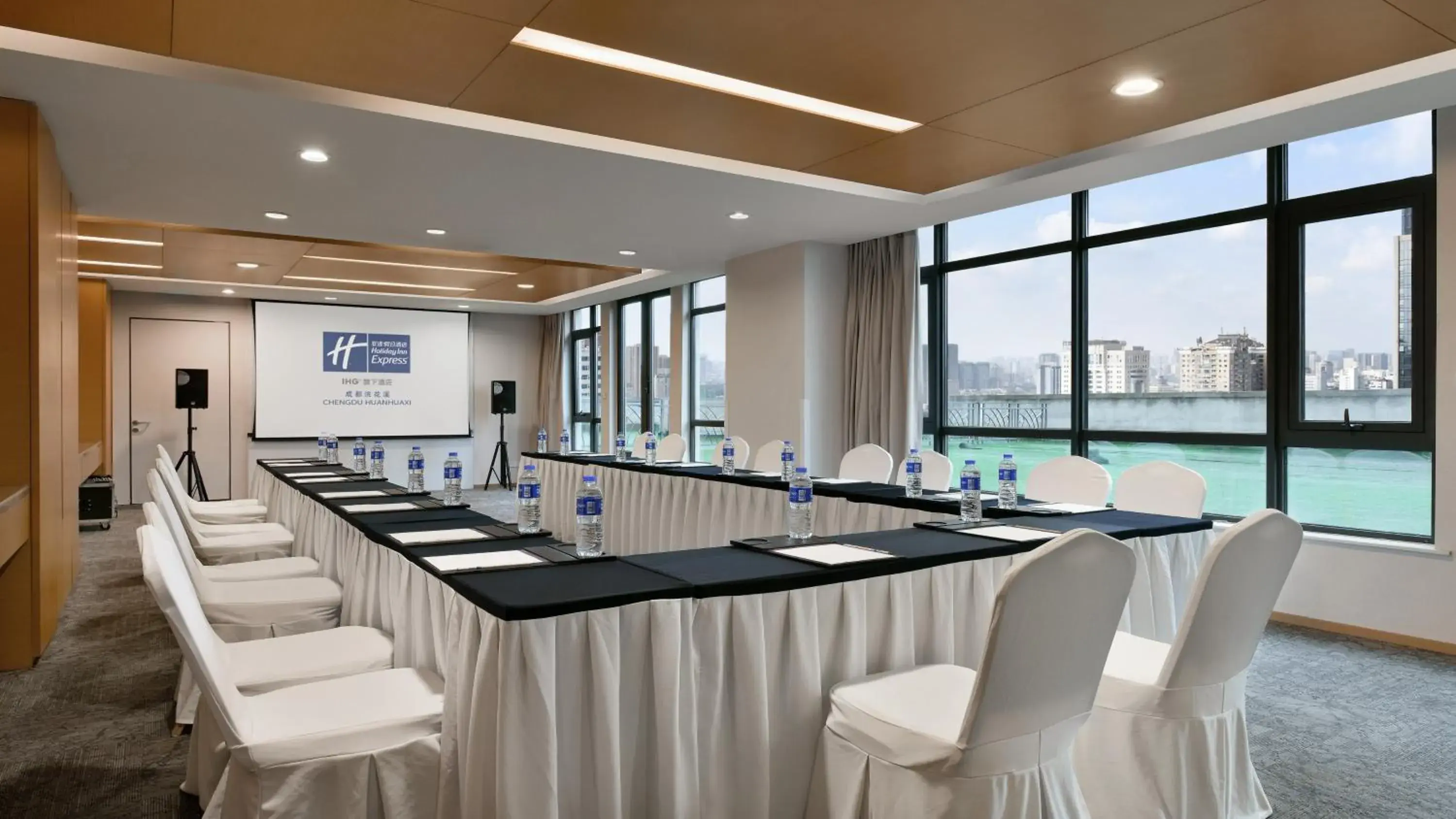 Meeting/conference room in Holiday Inn Express Chengdu Huanhuaxi, an IHG Hotel