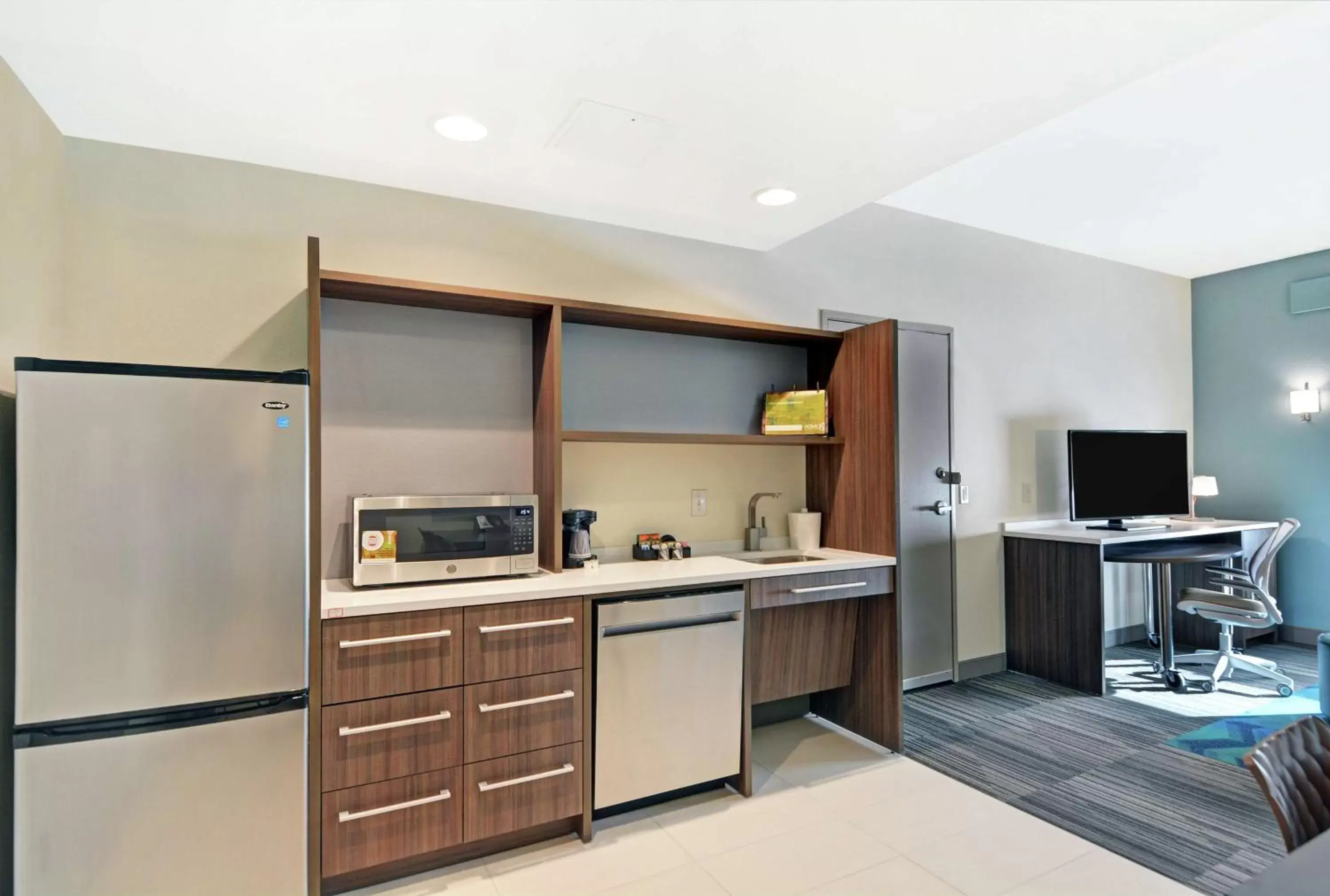 Bedroom, Kitchen/Kitchenette in Home2 Suites By Hilton Grand Junction Northwest