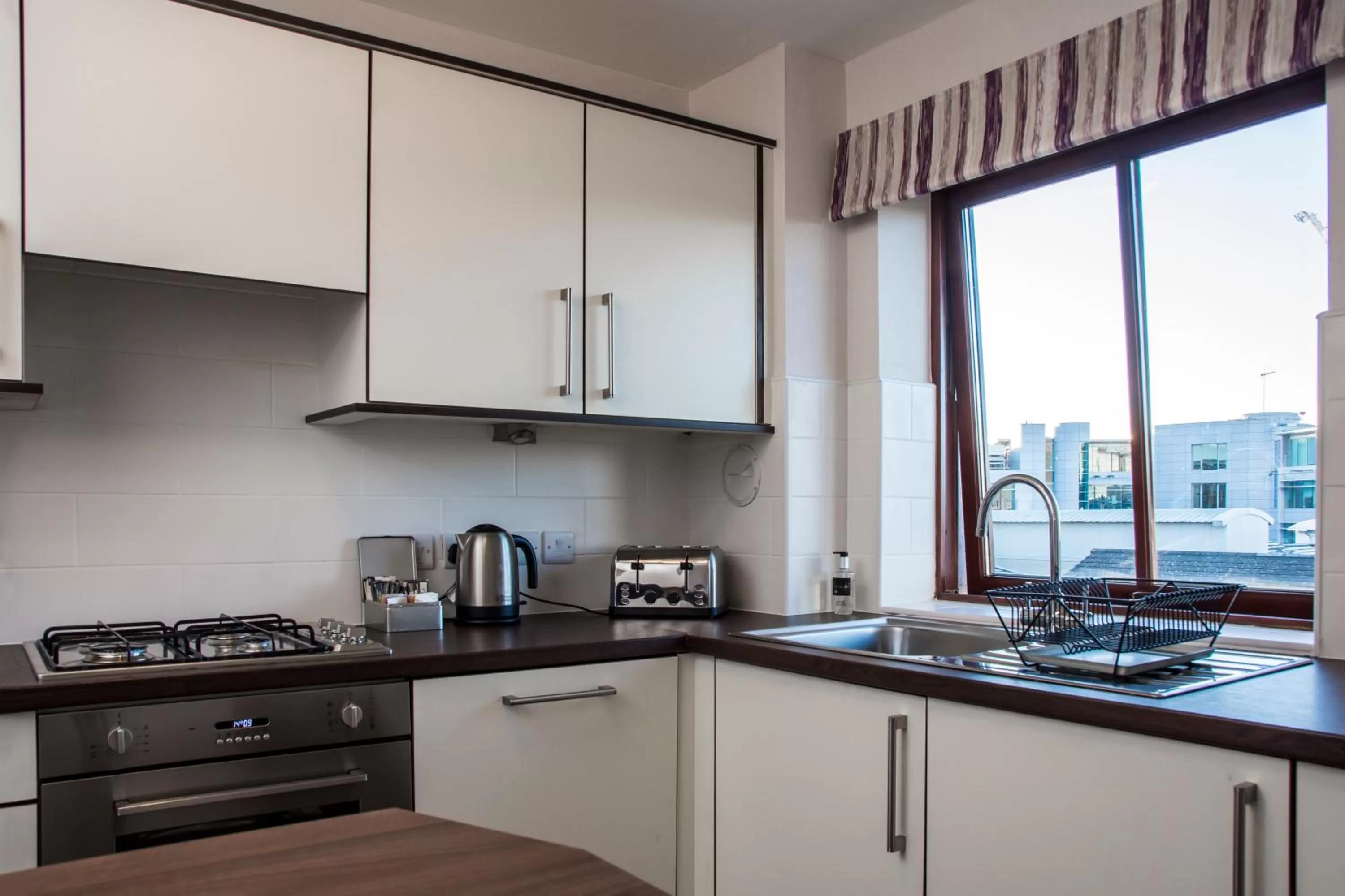 Kitchen or kitchenette in The Knight Residence by Mansley